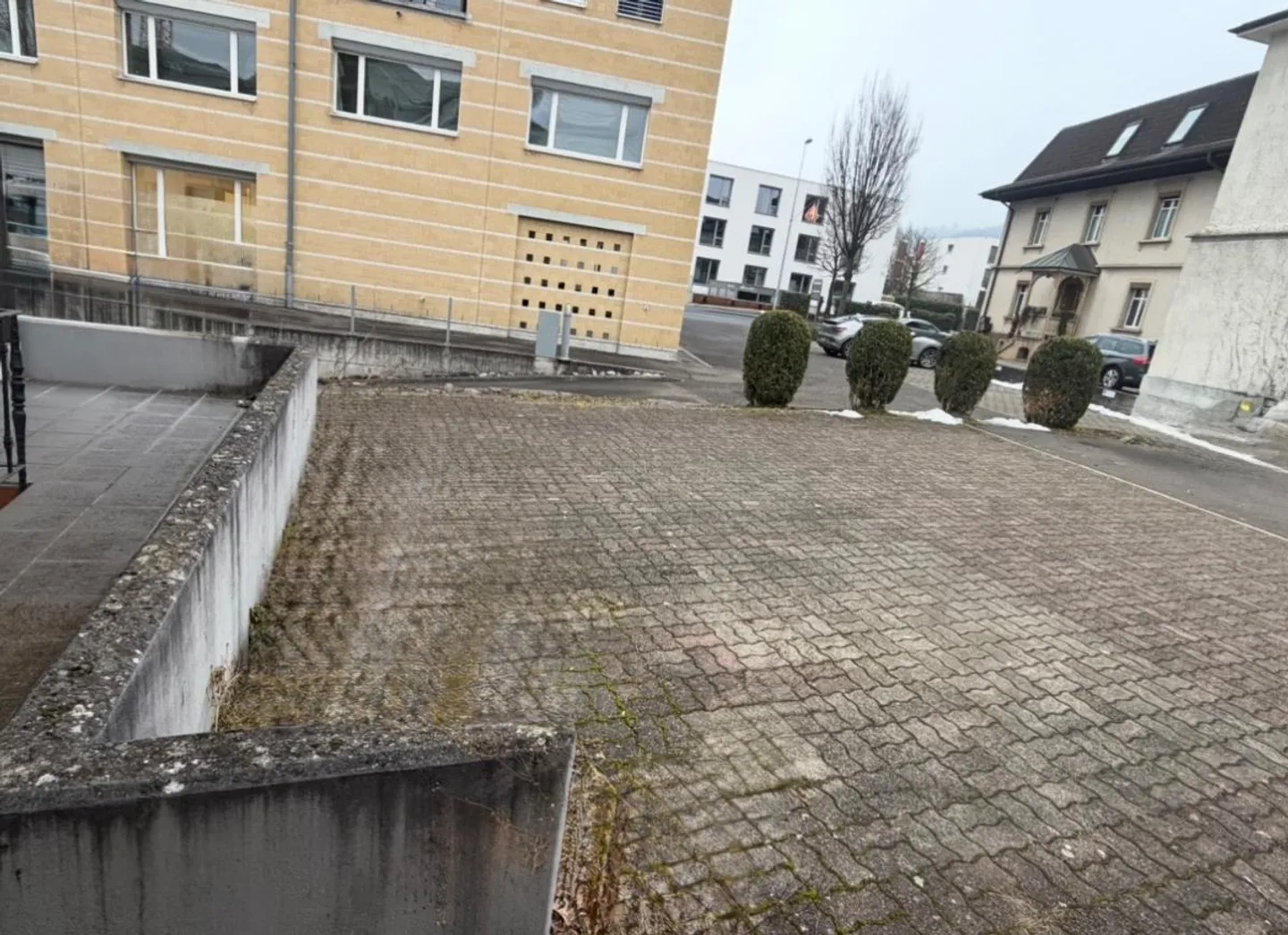 Geräumiger Parkplatz - Foto 2 von 2