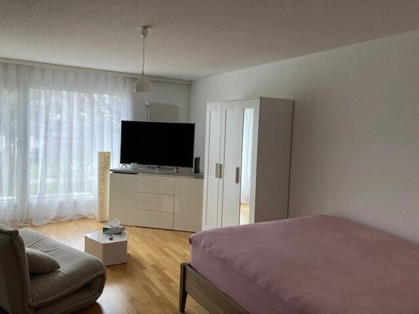 Incantevole attico con 2 camere e vista libera in un contesto verde - Foto 2 di 5