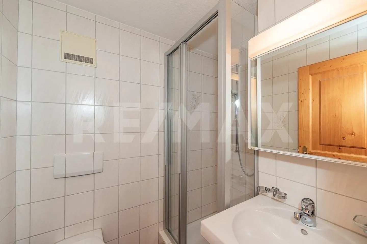 3.5 Room Garden Apartment in a Quiet Central Location - Photo 10 of 13