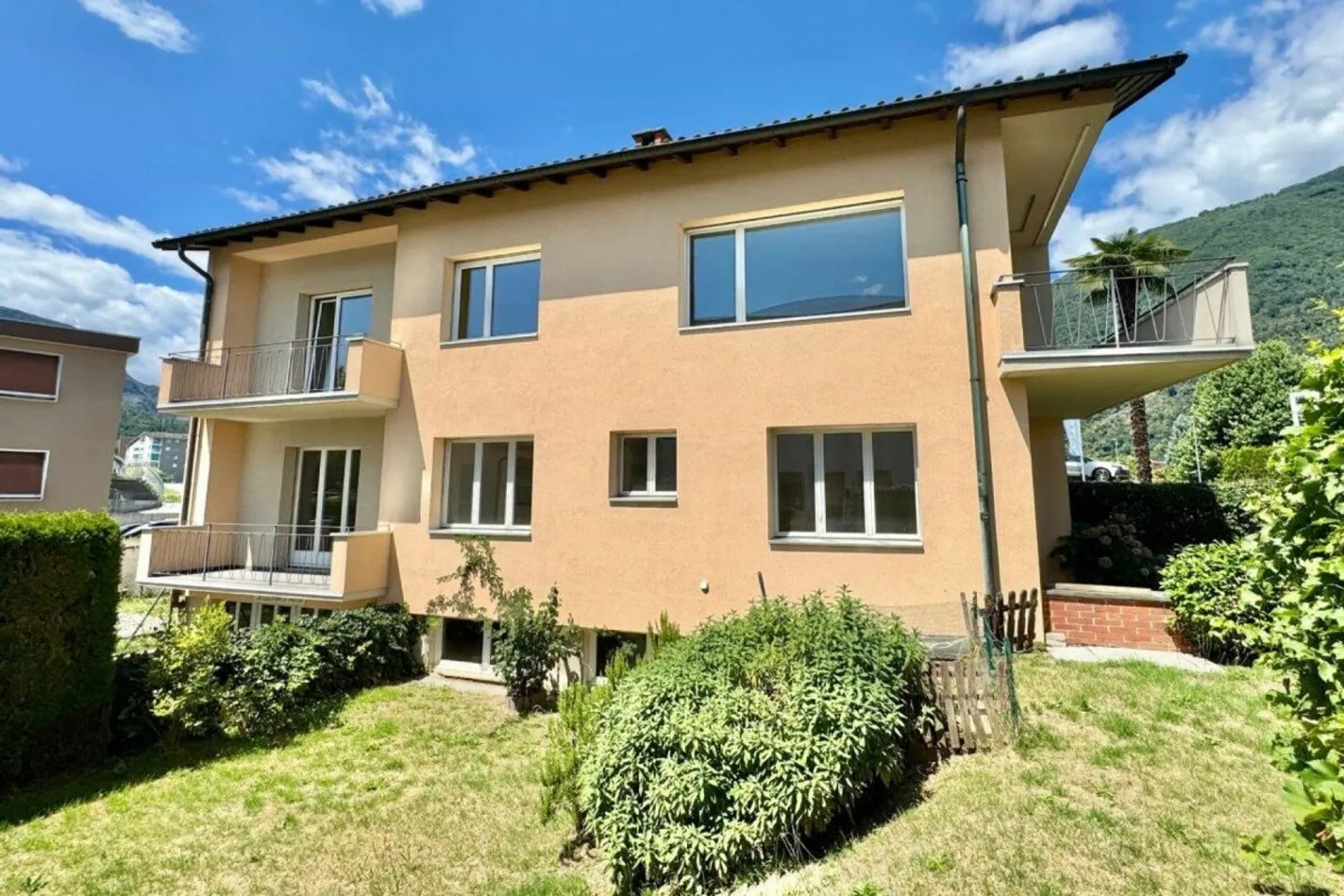 Maison bifamiliale avec des pièces spacieuses, garage et atelier - Photo 1 sur 12