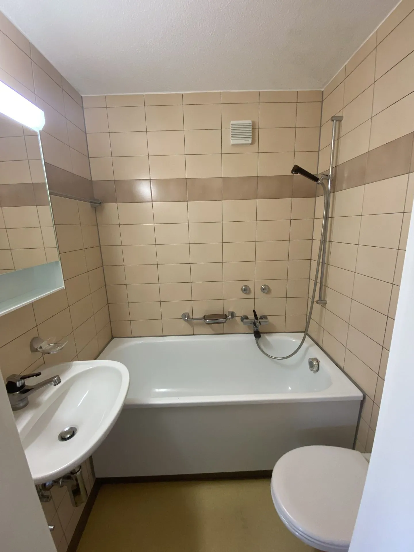 Charmante 2.5-Zimmer-Wohnung fast am See! Mit grossen Räumen, gepflegter Umgebung und vieles mehr! - Foto 4 von 12