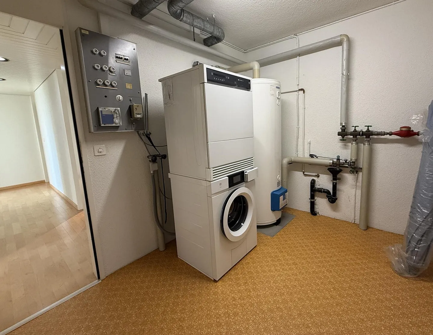 CASA A TERRAZZA 4 1/2 STANZE SULLA PENDENZA SOLEGGIATA A KRIENS - Foto 14 di 14