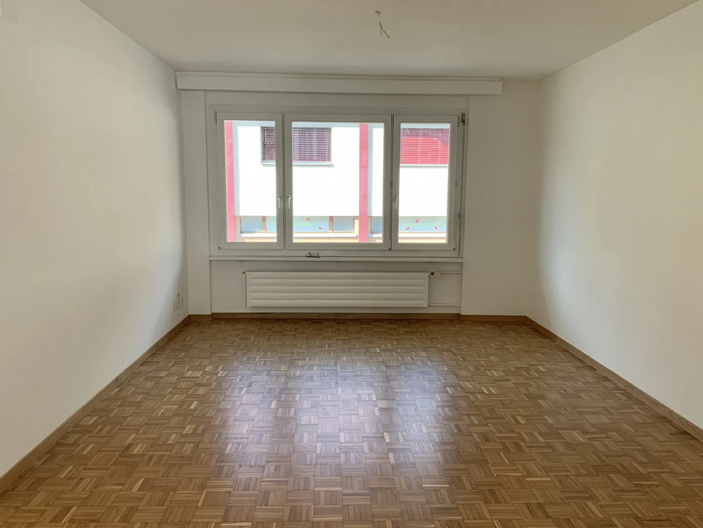 Central Location 4-Room Apartment Near Public Transport - Photo 3 of 4