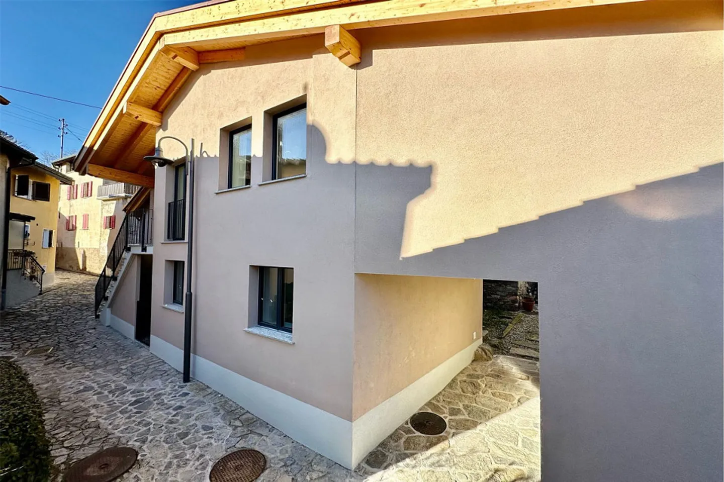 Elegant 3-room apartment with stunning views in the heart of Lopagno - Photo 3 of 13