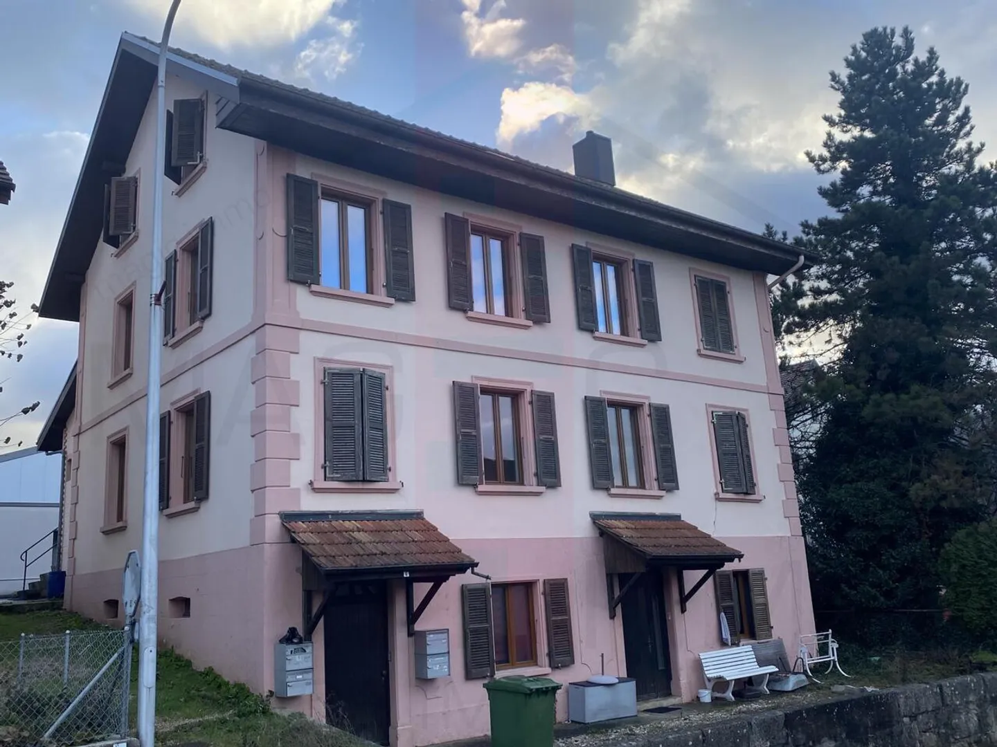 Gebäude im Zentrum des Dorfes Courgenay - Foto 3 von 19