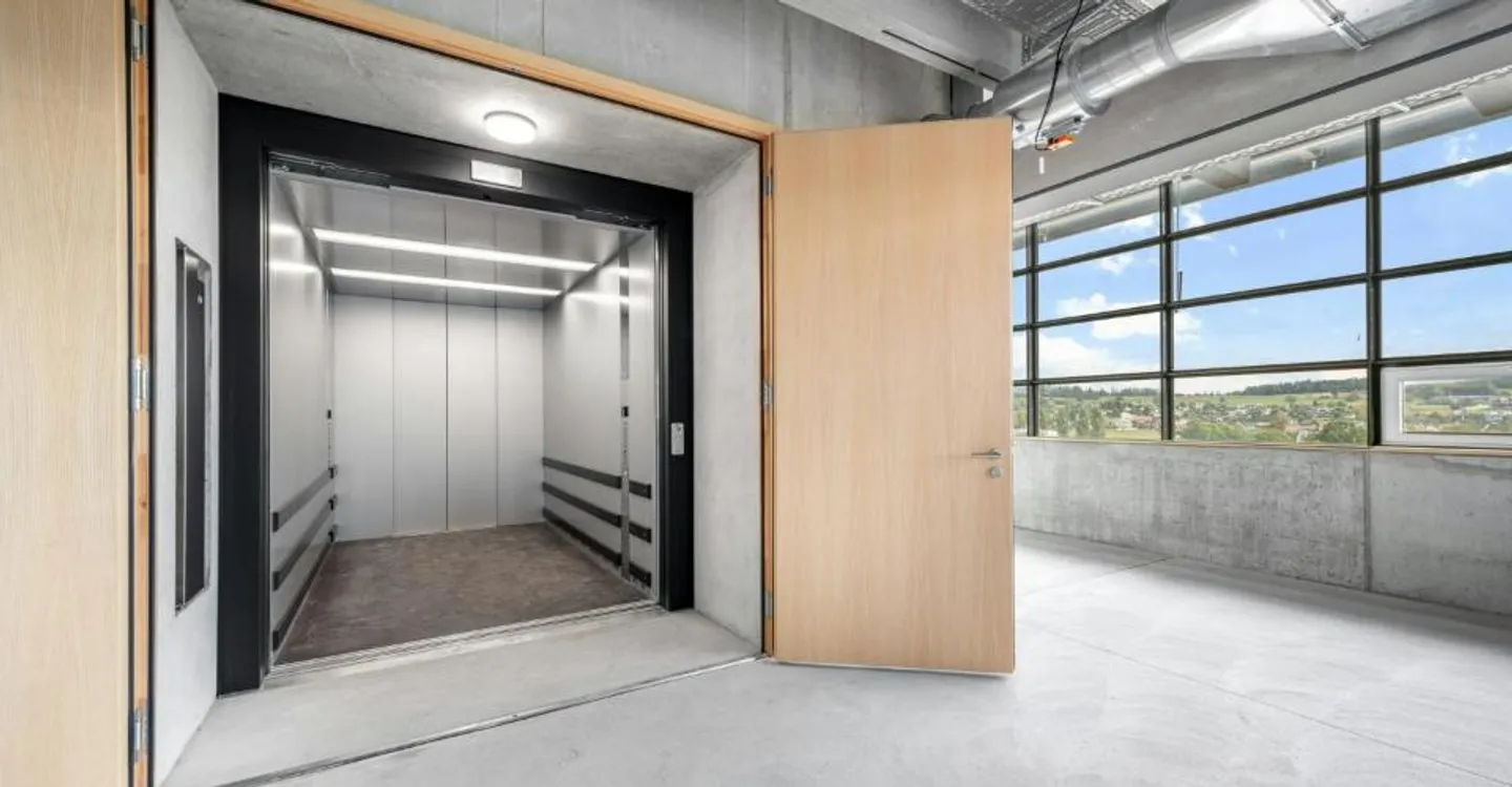 Modern office and commercial spaces of 1,200 m2 or more - Photo 5 of 10