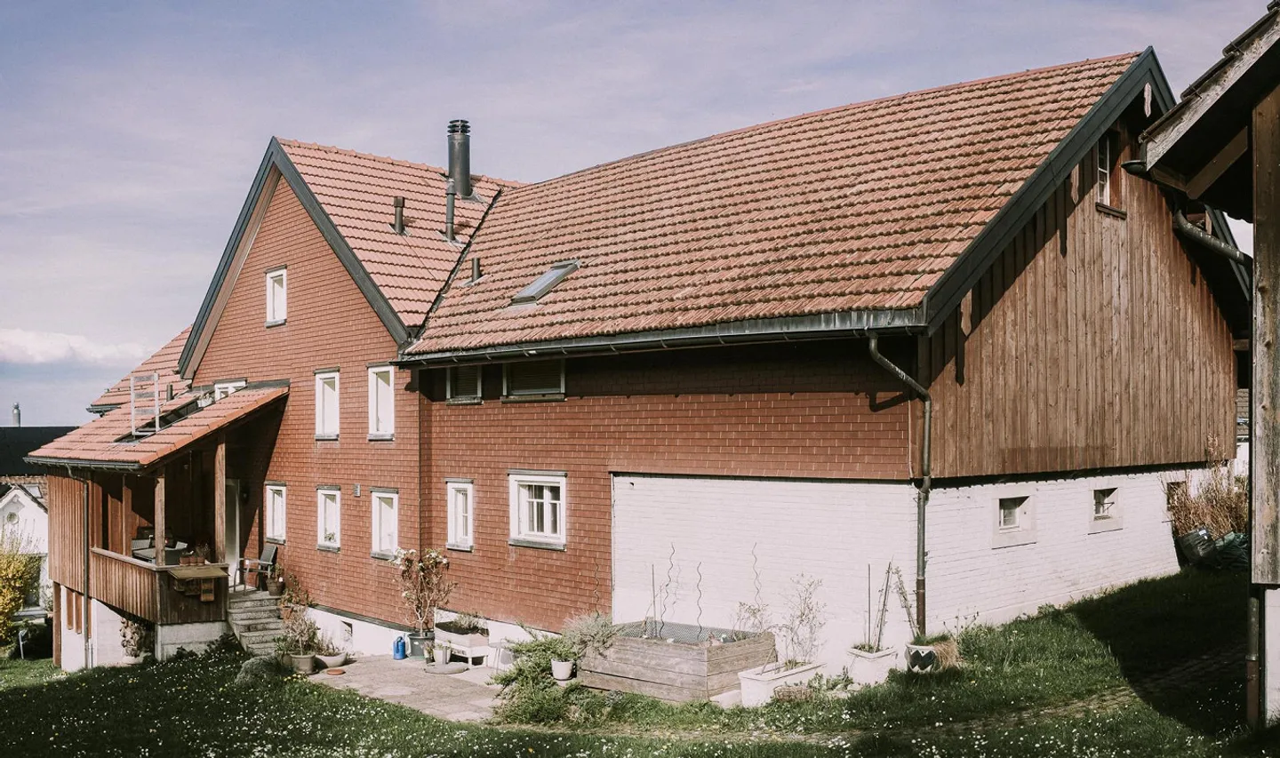 Casa plurifamiliare / multigenerazionale con fienile e ampliamento della casa unifamiliare - Foto 3 di 15
