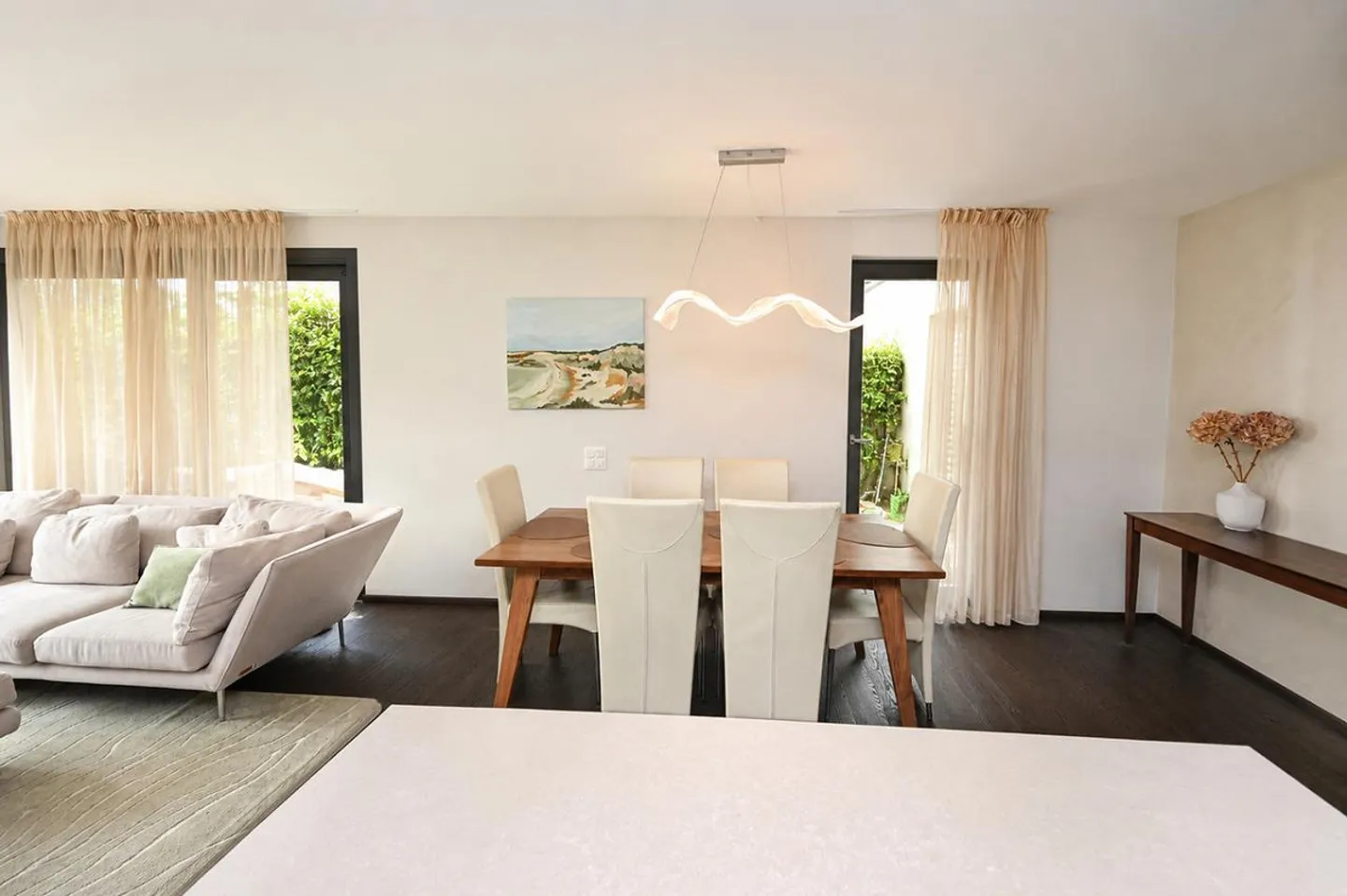 Refined Apartment with Private Garden and Lake View - Photo 11 of 28