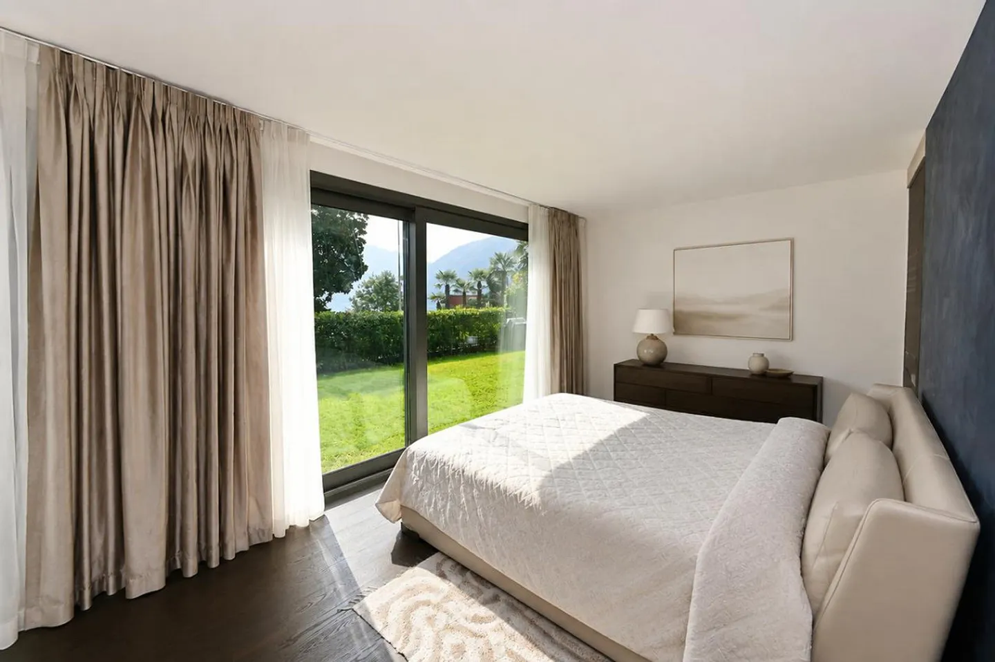 Refined Apartment with Private Garden and Lake View - Photo 14 of 28