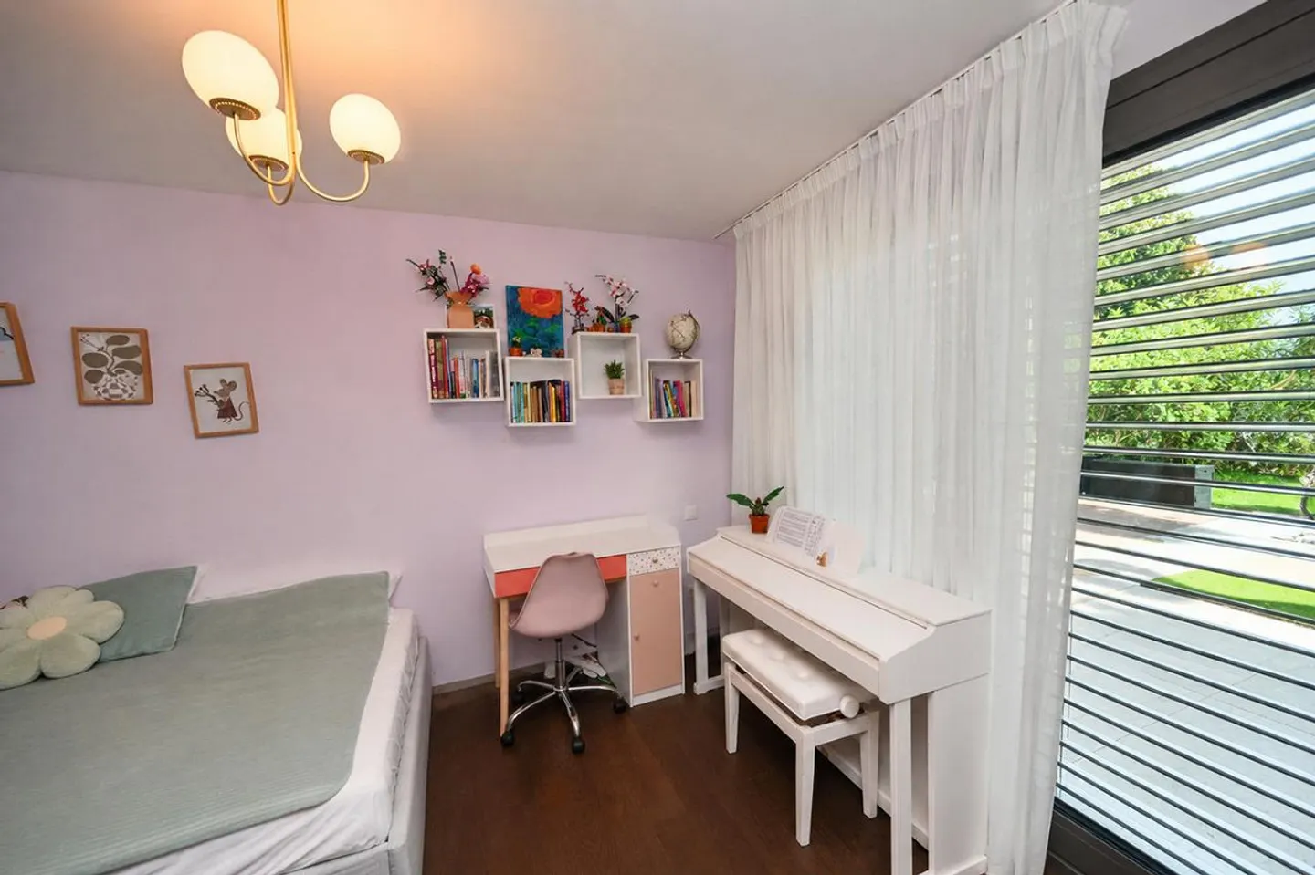 Refined Apartment with Private Garden and Lake View - Photo 18 of 28