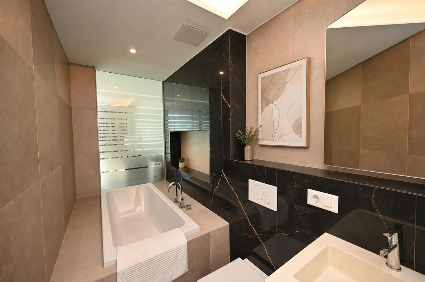 Refined Apartment with Private Garden and Lake View - Photo 19 of 28