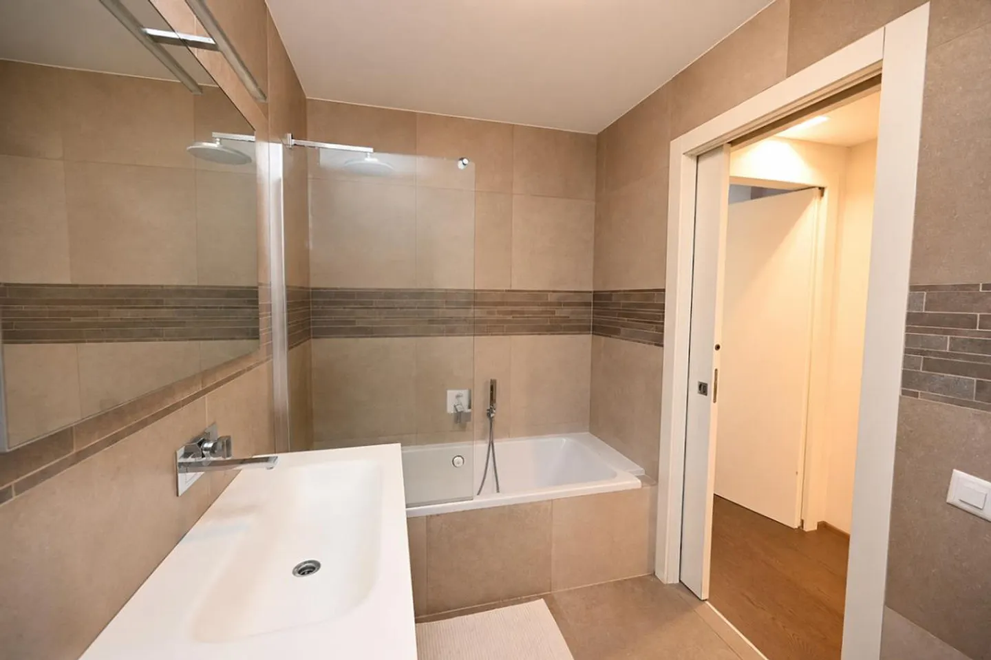 Refined Apartment with Private Garden and Lake View - Photo 21 of 28