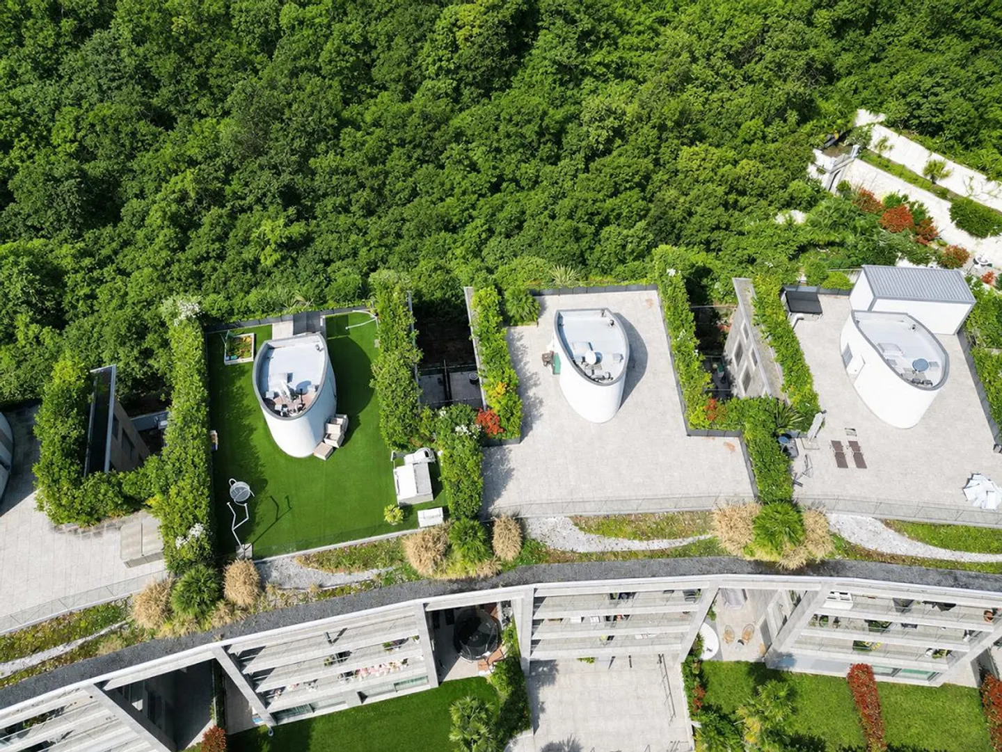 Refined Apartment with Private Garden and Lake View - Photo 24 of 28