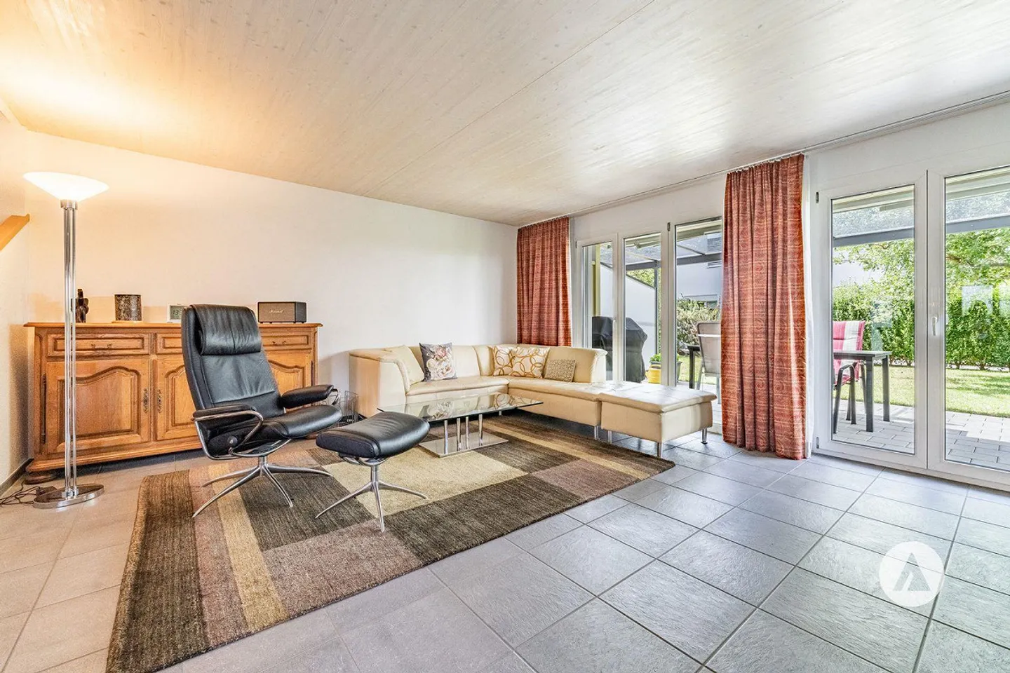 Well-maintained home with privacy - Photo 3 of 13
