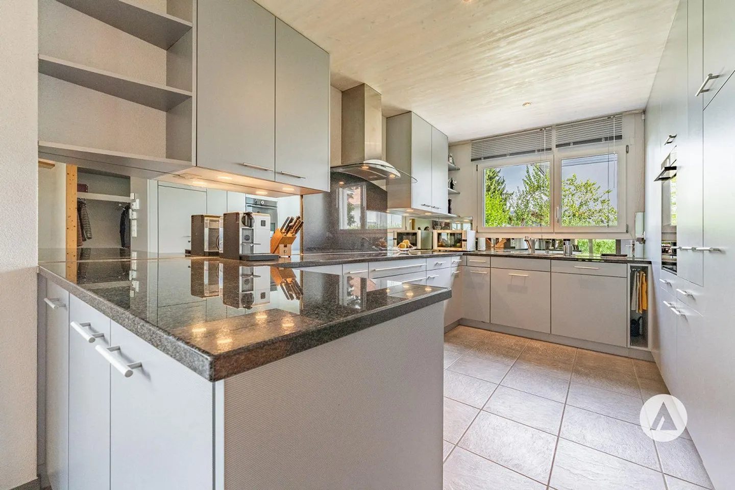 Well-maintained home with privacy - Photo 4 of 13