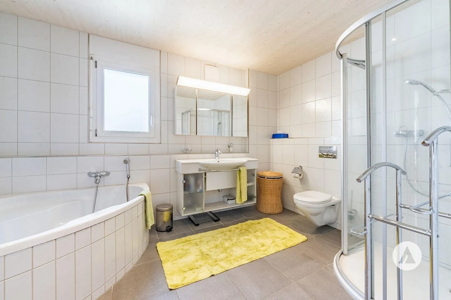 Well-maintained home with privacy - Photo 6 of 13