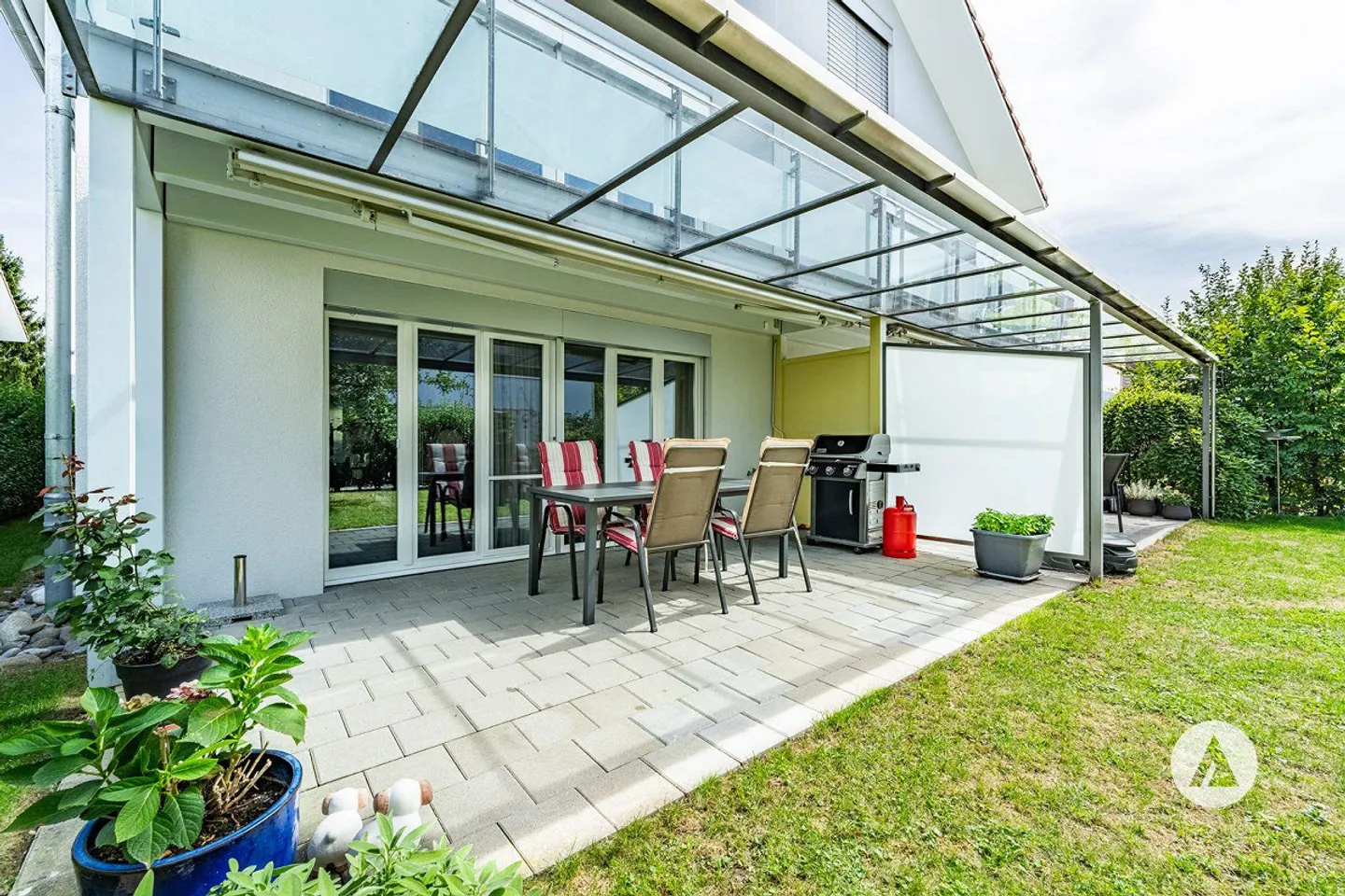 Well-maintained home with privacy - Photo 8 of 13