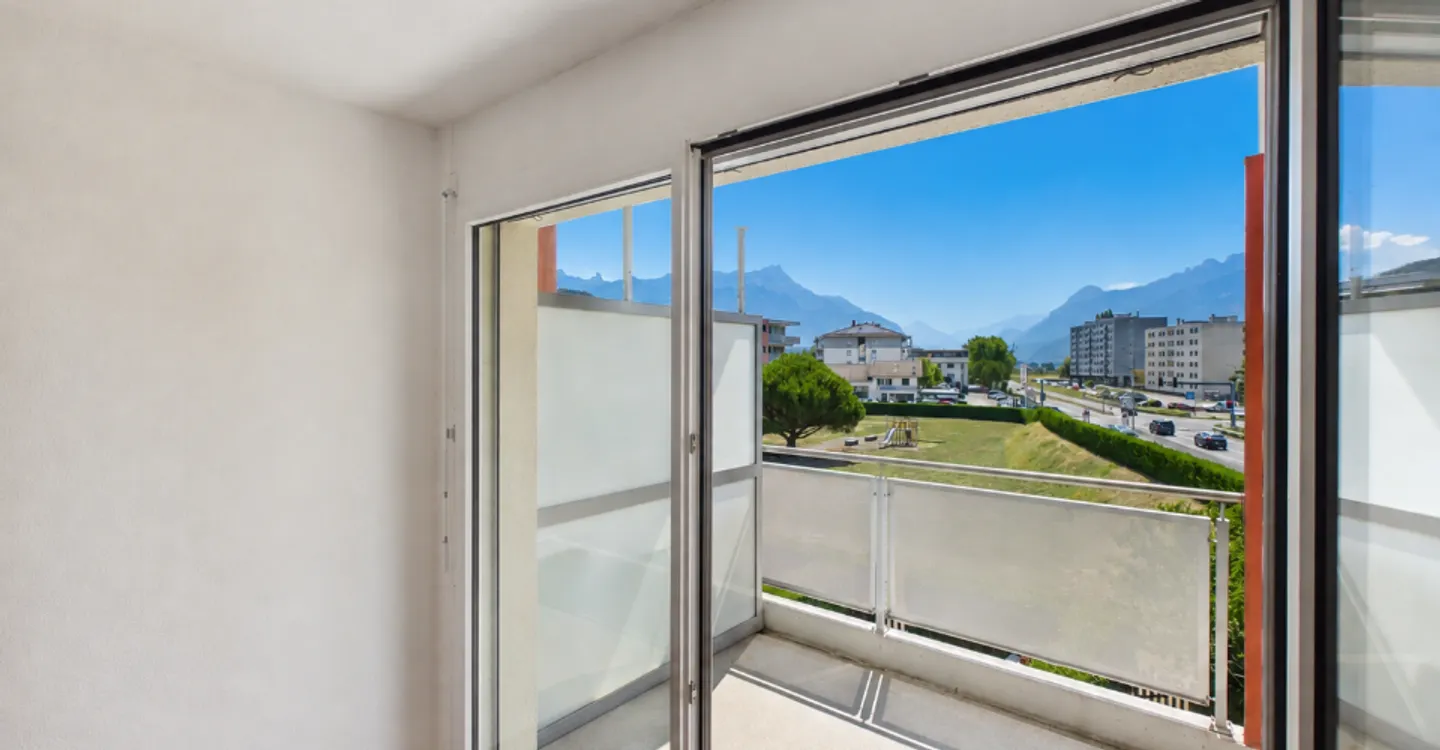 136 m² duplex with terrace and view of the Dents du Midi, in the heart of Aigle - Photo 3 of 13