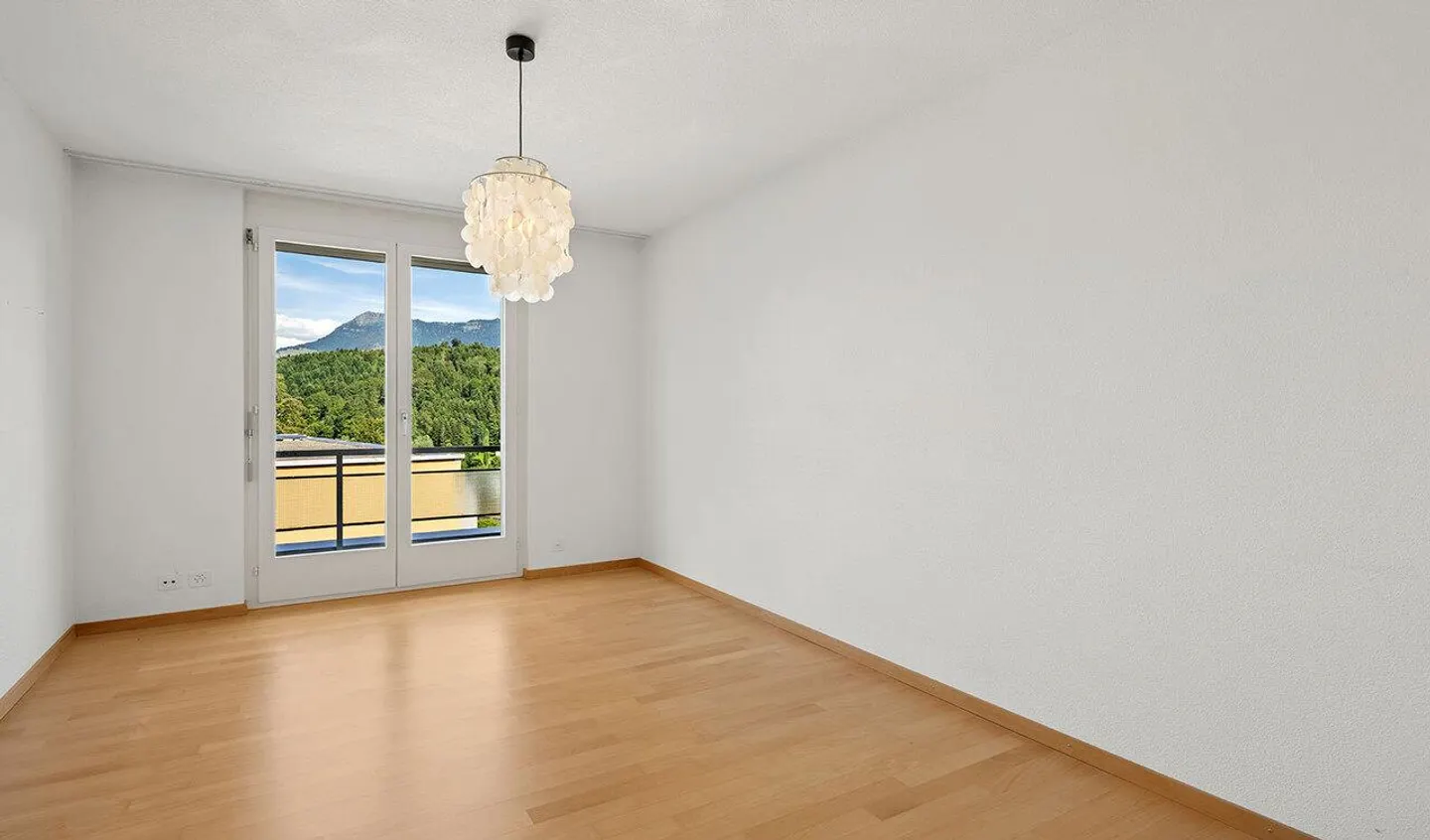 Terrace apartment with charm and potential - Photo 4 of 7