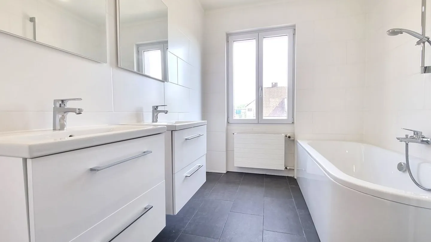 Sanierte 5 Zimmer Wohnung mit zwei Balkons - Foto 6 von 12