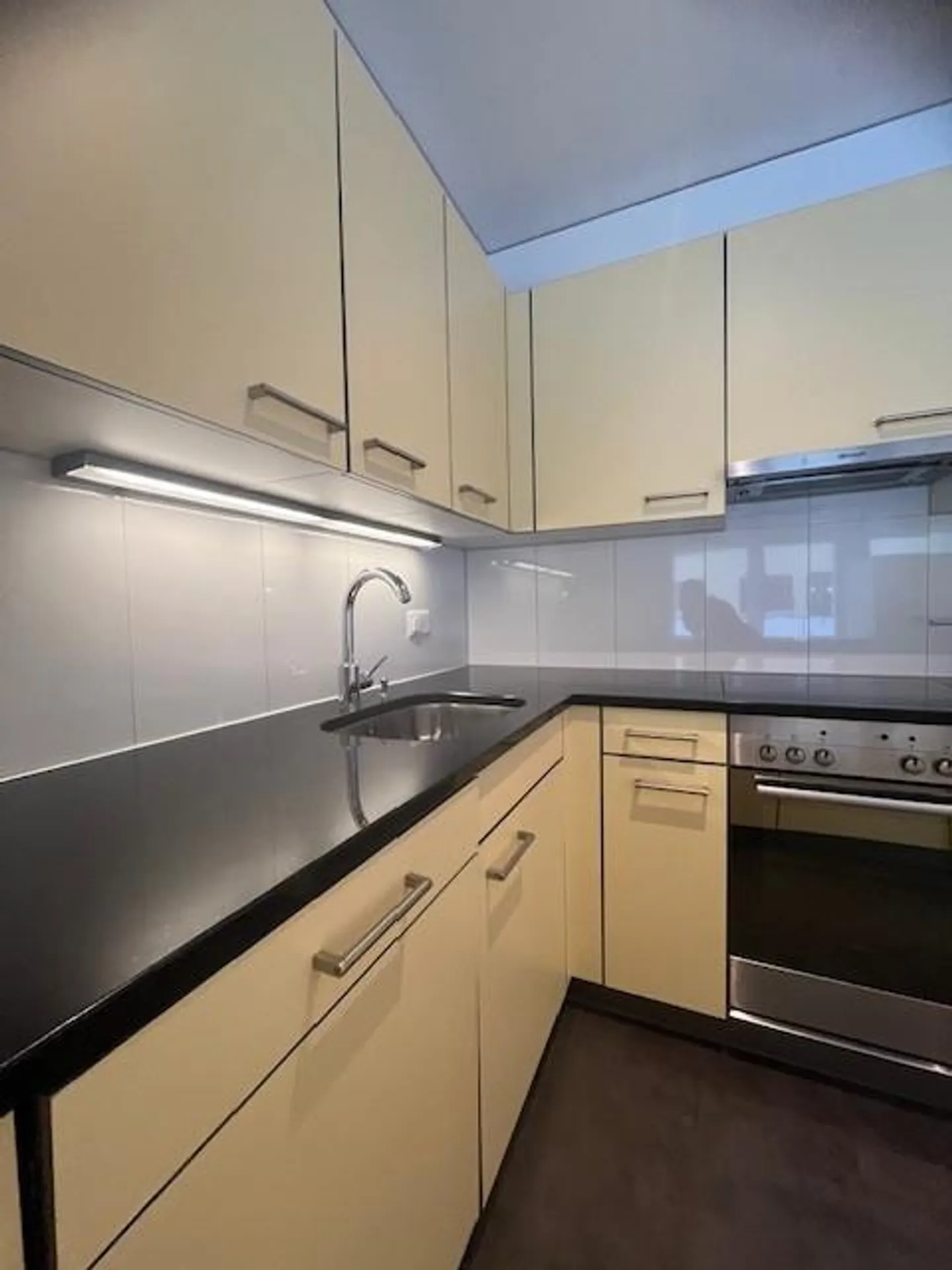 *2x Affitto Netto Regalo* Luminoso appartamento di 4,5 stanze al 2° piano! - Foto 1 di 12