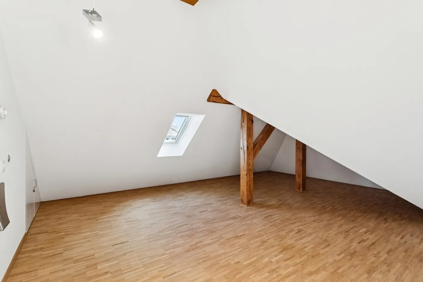 Cozy Attic Apartment for Comfort - Photo 8 of 11