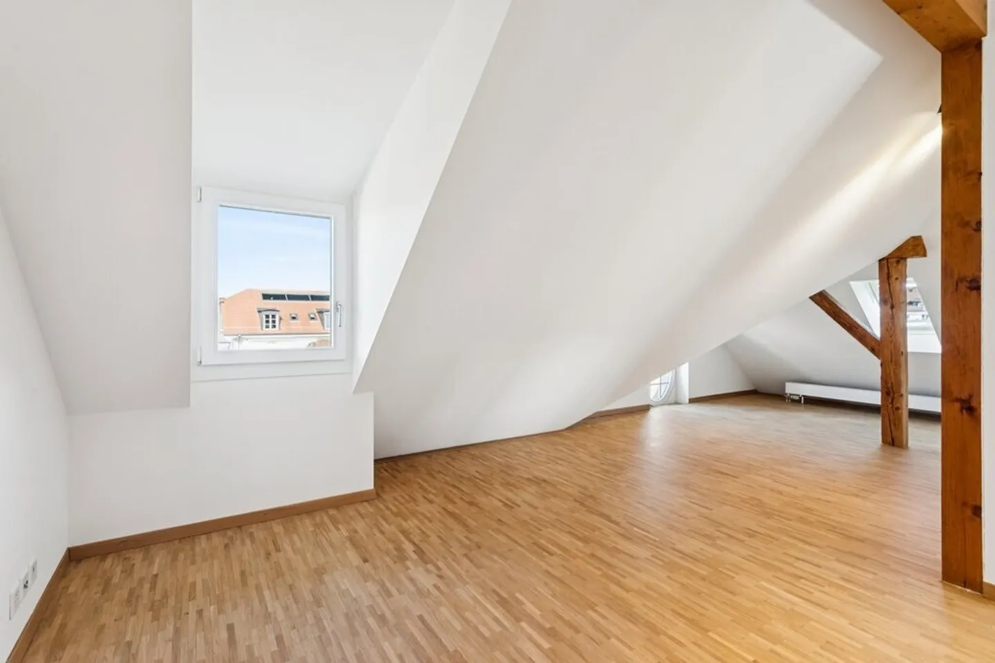 Cozy Attic Apartment for Comfort - Photo 9 of 11