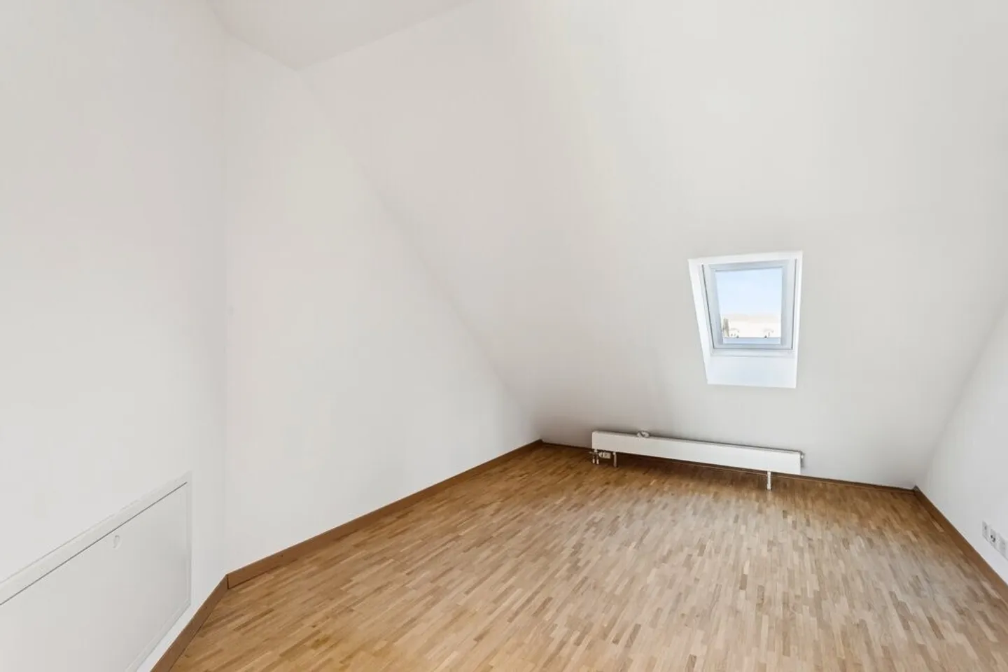 Cozy Attic Apartment for Comfort - Photo 7 of 11