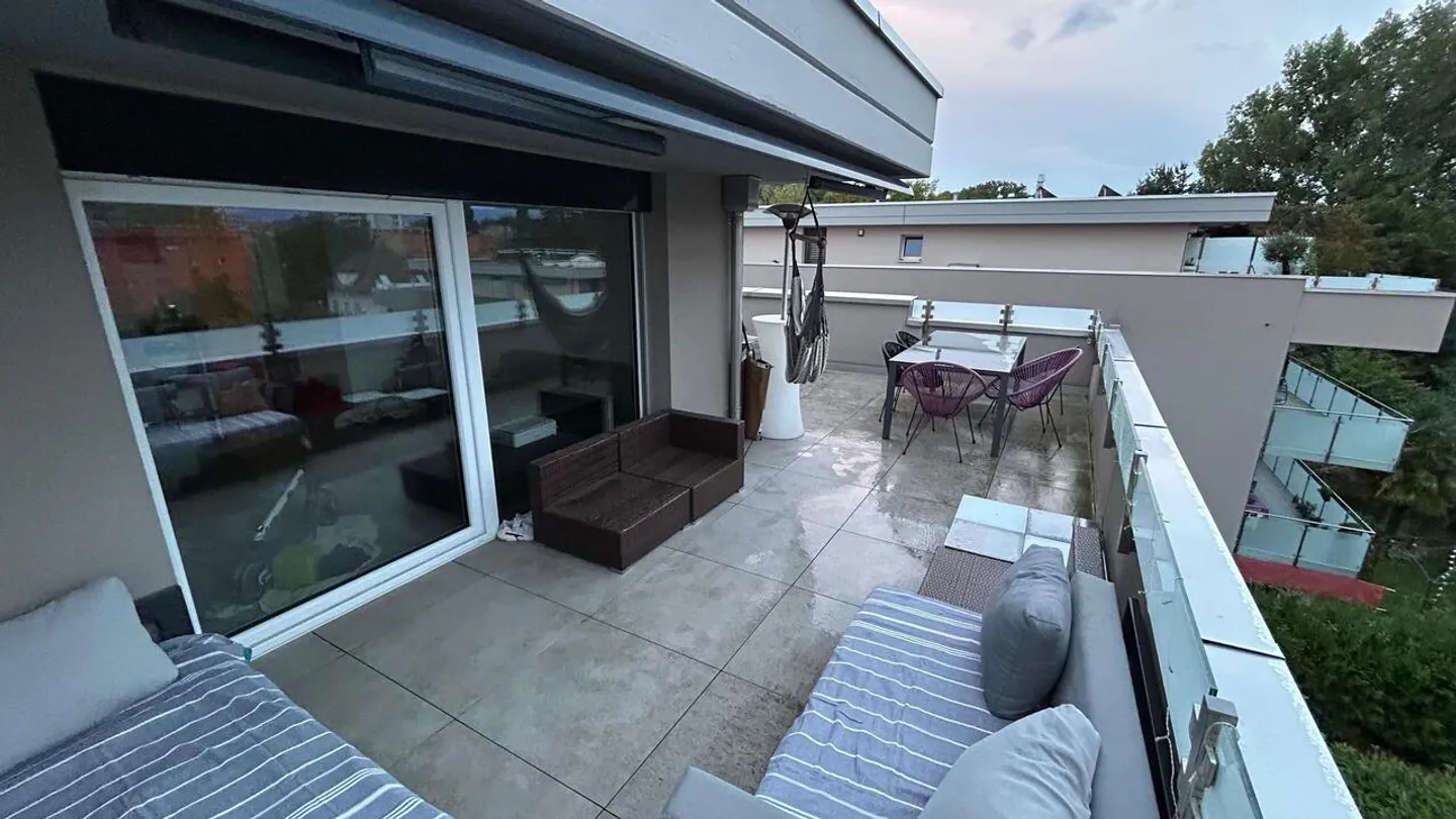 Möblierte 2.5-Zimmer-Dachwohnung mit Terrasse - Foto 1 von 16