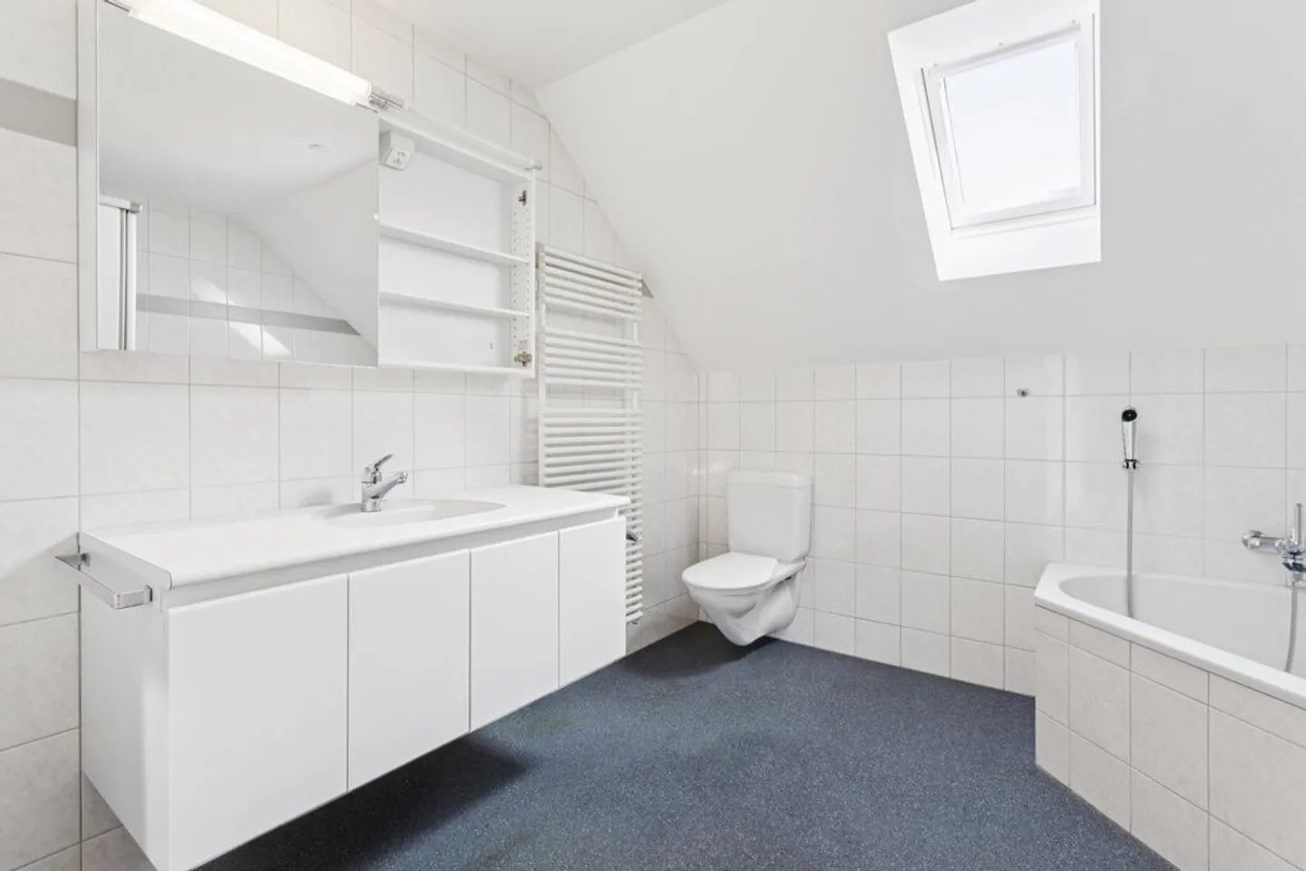 Cozy Attic Apartment for Comfort - Photo 11 of 11