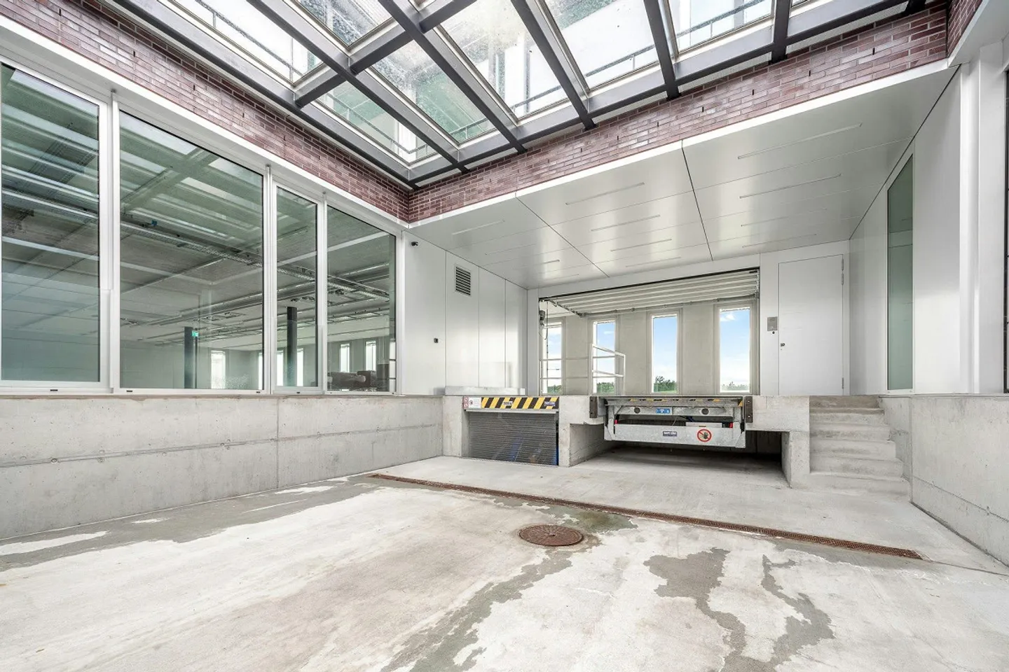 High-quality production and office building between Brüttiseller Kre... - Photo 8 of 13