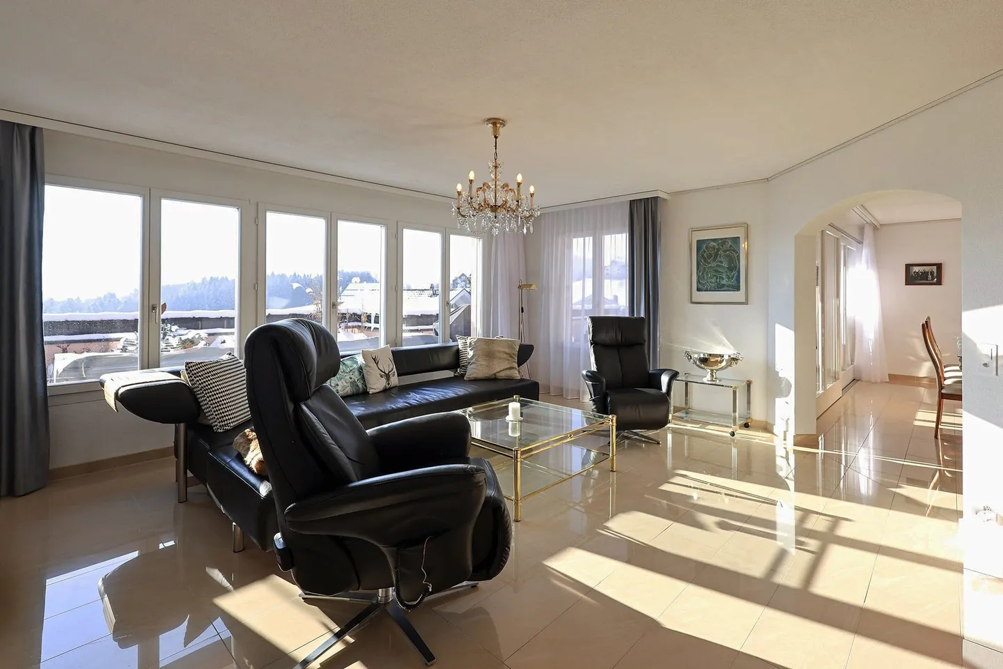 Elegante Wohnung mit Bergsicht - Foto 4 von 13