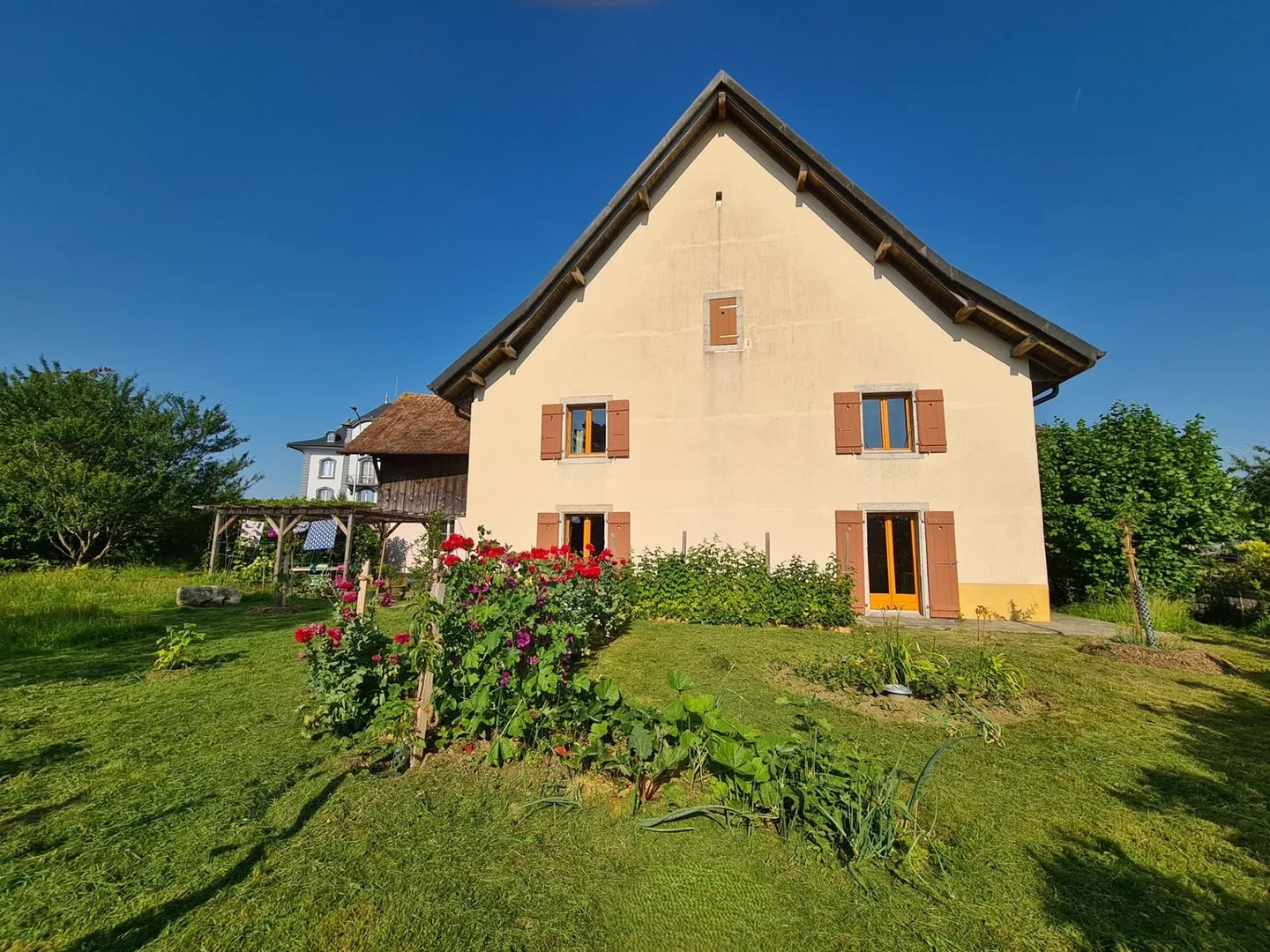 Casa spaziosa con giardino, garage, fienile - Foto 4 di 47