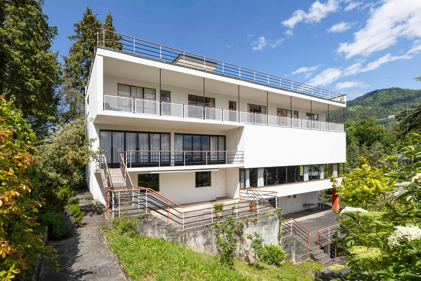 A Masterpiece in Bauhaus Style on the Shore of the Lake - Photo 2 of 2