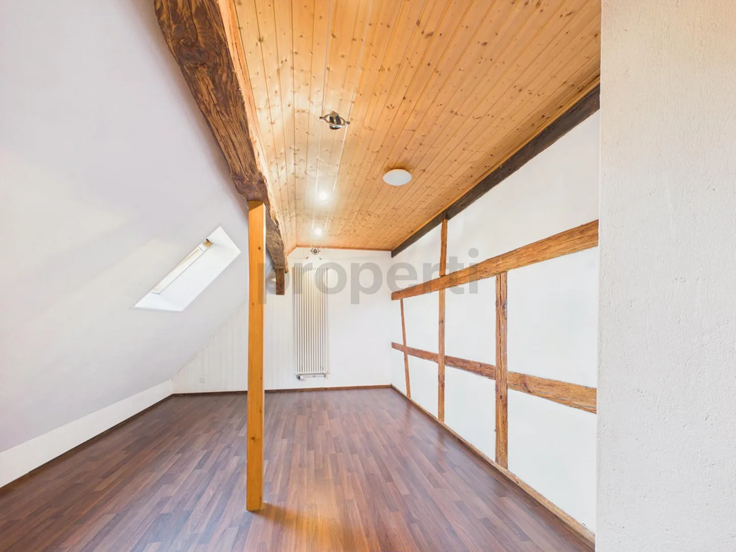 Drei Wohnebenen, historische Holzbalken und eigener Eingang nahe de... - Foto 4 von 8