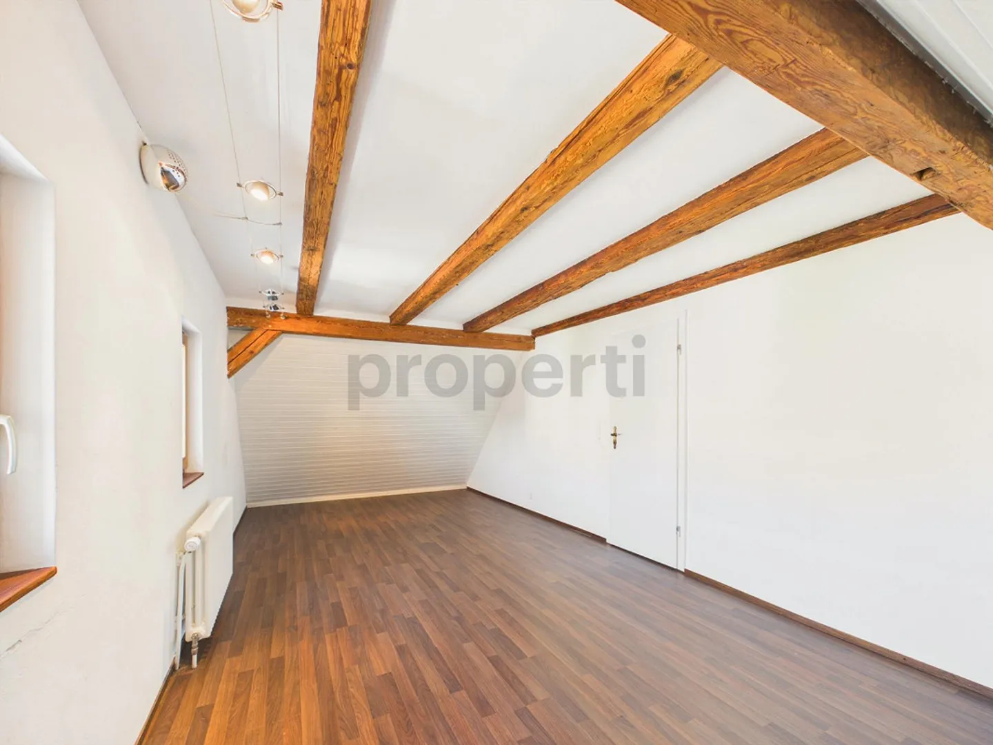 Drei Wohnebenen, historische Holzbalken und eigener Eingang nahe de... - Foto 5 von 8