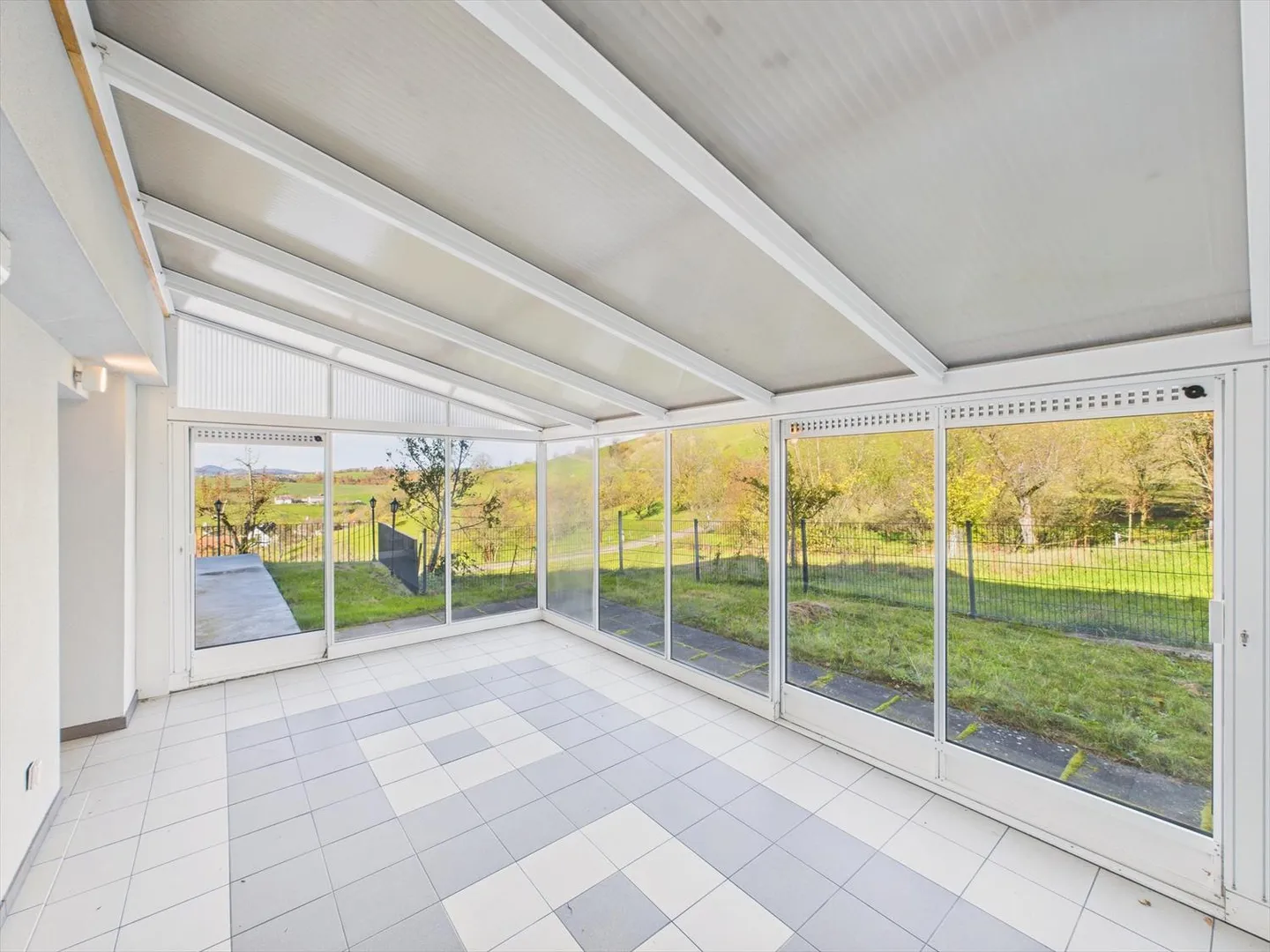 Bright 4.5-Room Apartment with Winter Garden - Photo 1 of 13