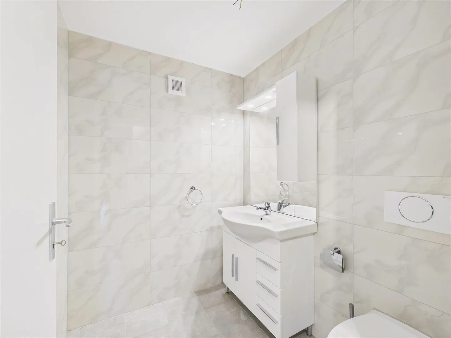 Bright 4.5-Room Apartment with Winter Garden - Photo 12 of 13