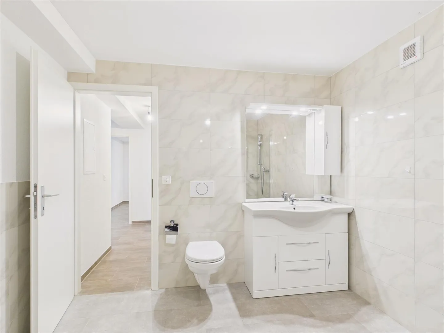 Bright 4.5-Room Apartment with Winter Garden - Photo 10 of 13