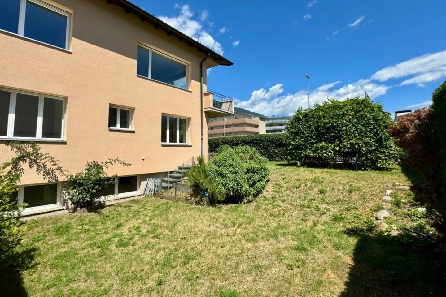 Maison bifamiliale avec des pièces spacieuses, garage et atelier - Photo 2 sur 12