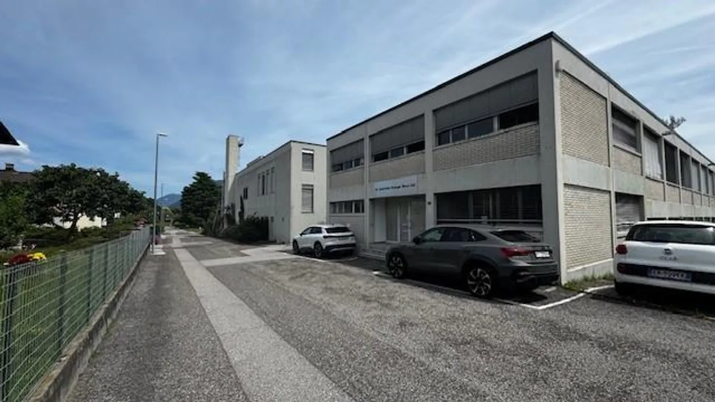 Verkauf eines großen Gewerbe-/Industriegebäudes/Lagers - Foto 2 von 10