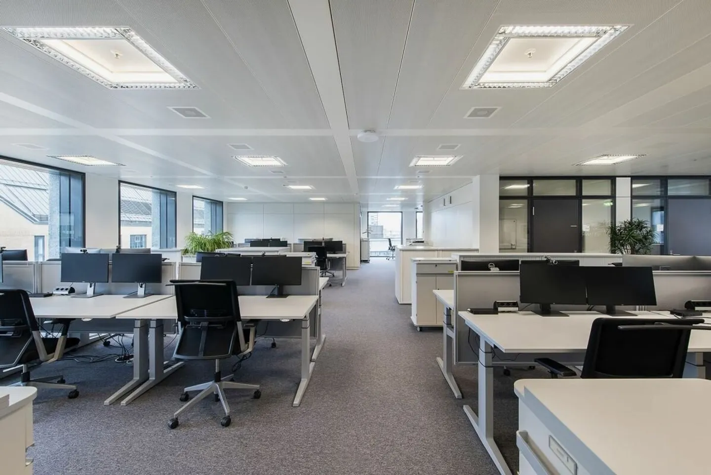 Bureaux modernes prêts à emménager directement à la gare d'Altstetten - Photo 2 sur 8