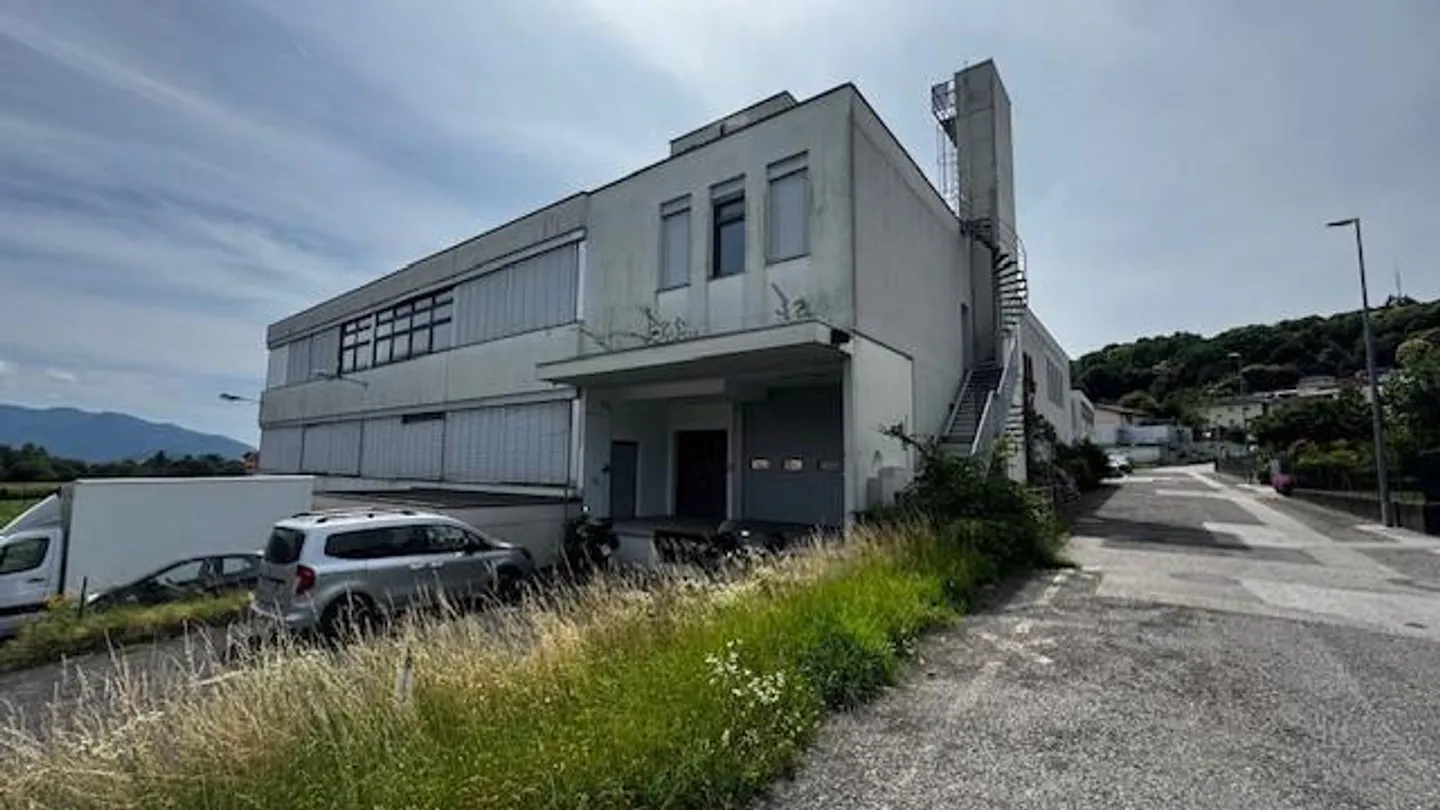 Verkauf eines großen Gewerbe-/Industriegebäudes/Lagers - Foto 7 von 10