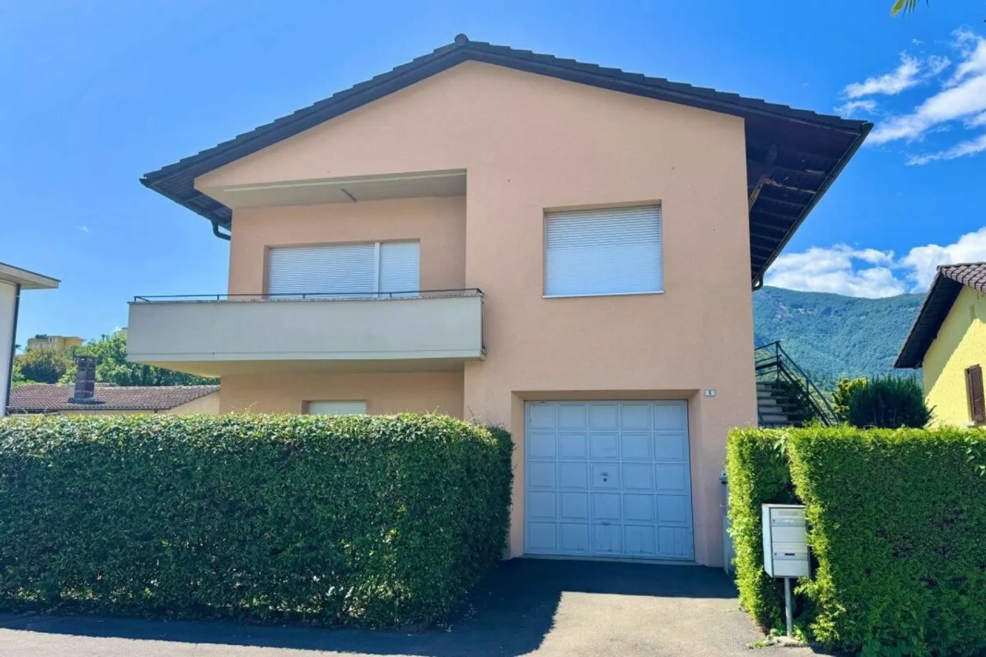 Maison bifamiliale avec des pièces spacieuses, garage et atelier - Photo 3 sur 12