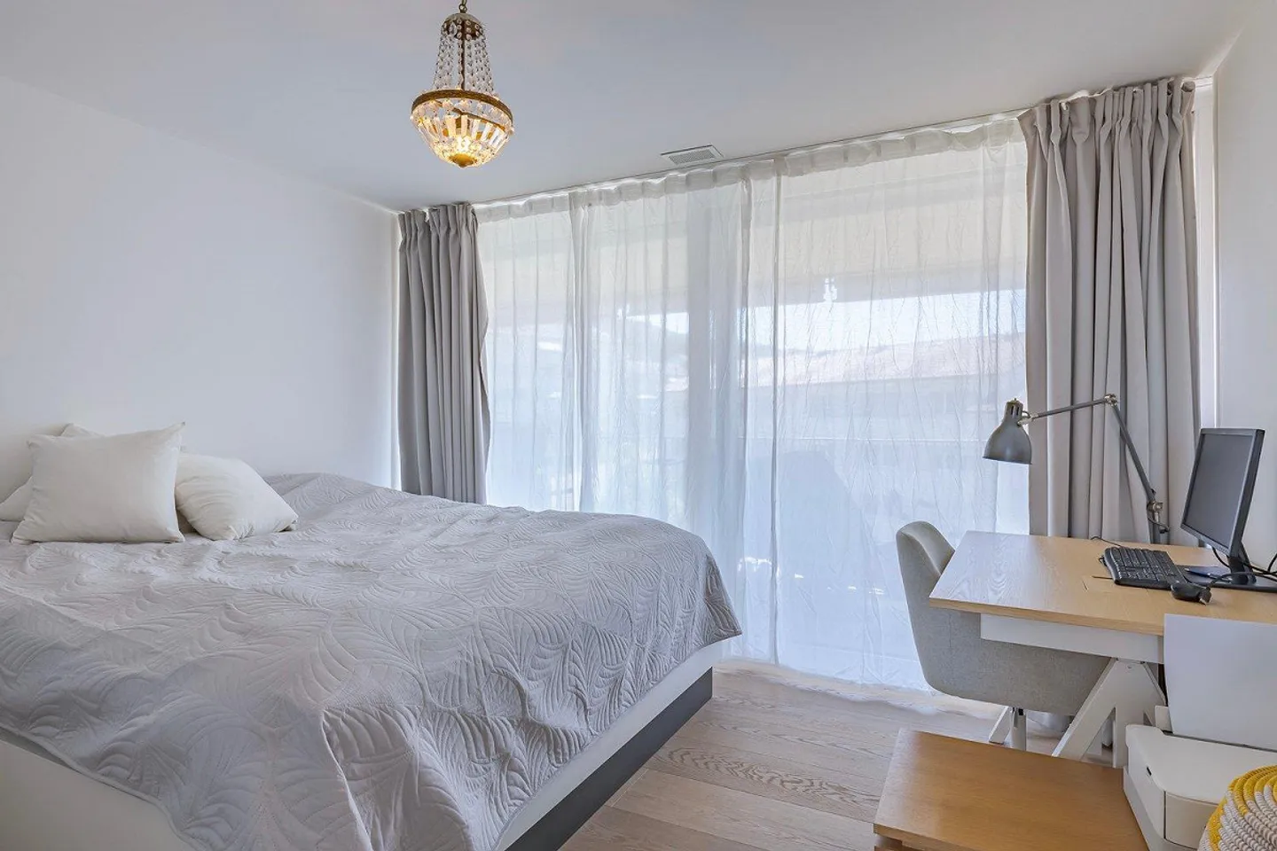 Spacious Penthouse Oasis with 117 m² Terrace and Fireplace - Photo 9 of 13