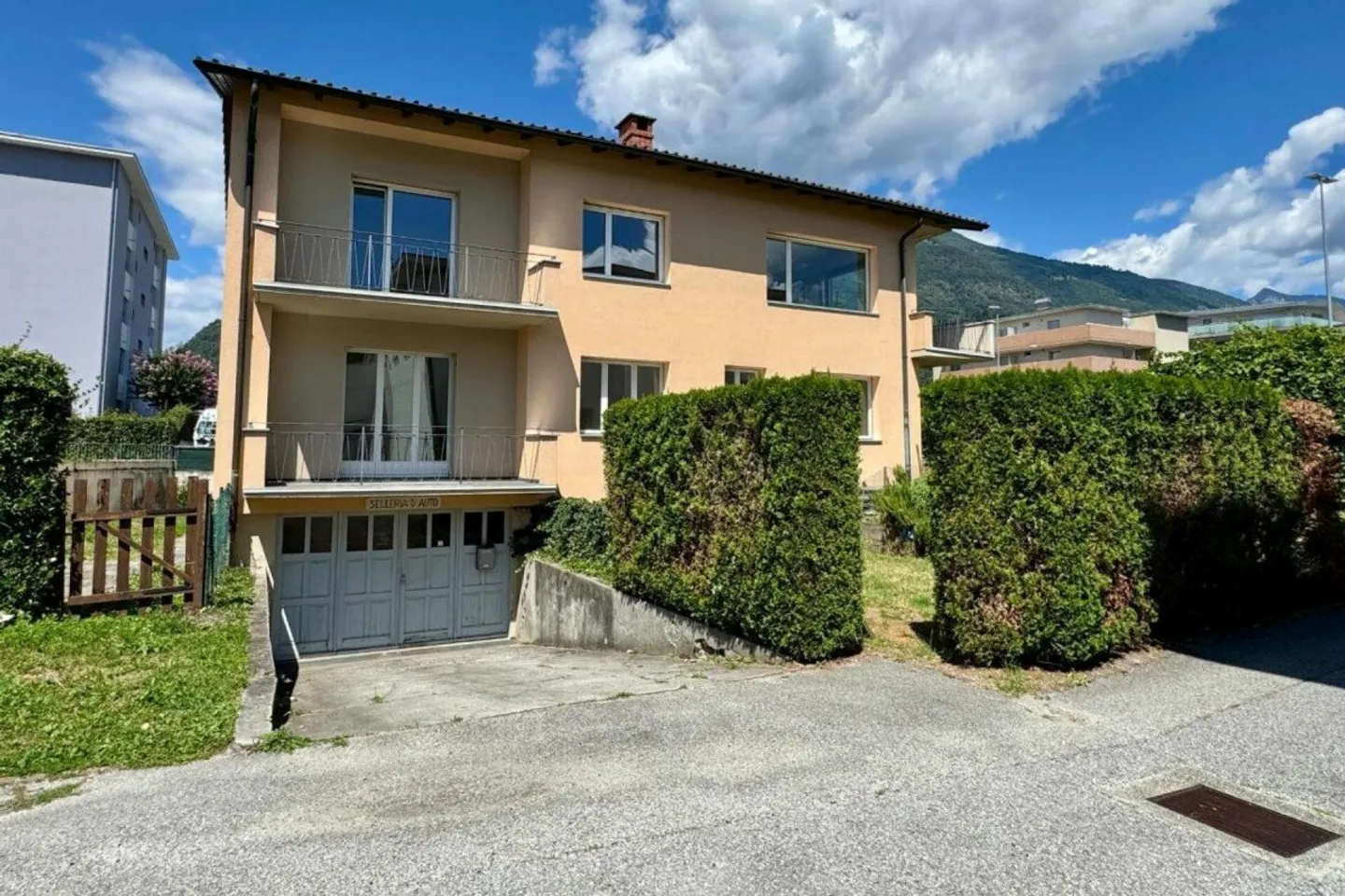 Maison bifamiliale avec des pièces spacieuses, garage et atelier - Photo 4 sur 12