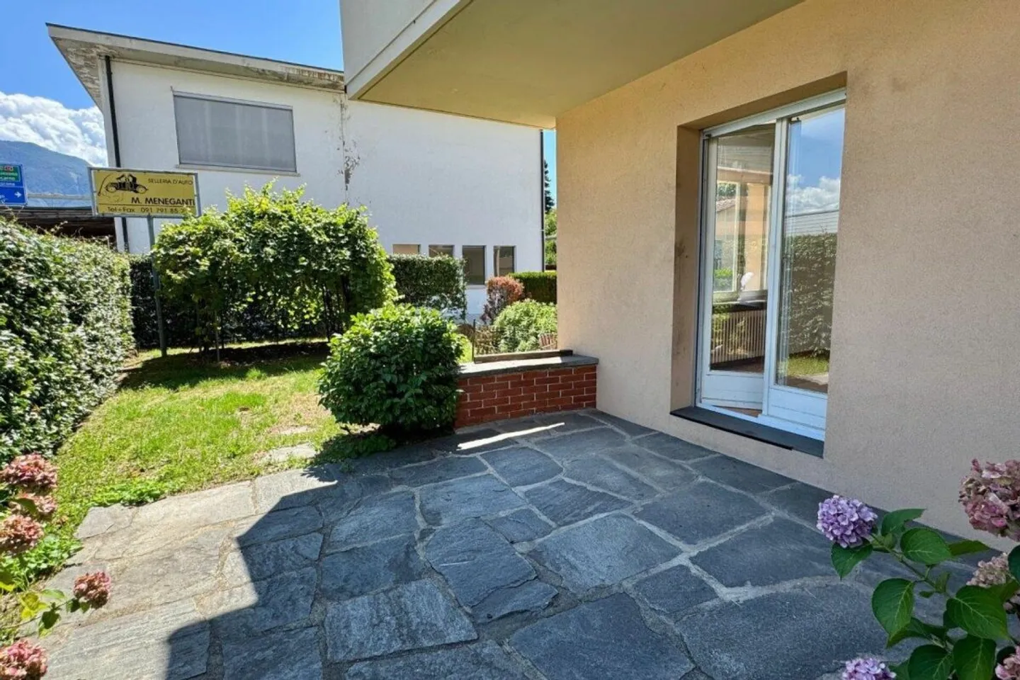 Maison bifamiliale avec des pièces spacieuses, garage et atelier - Photo 5 sur 12