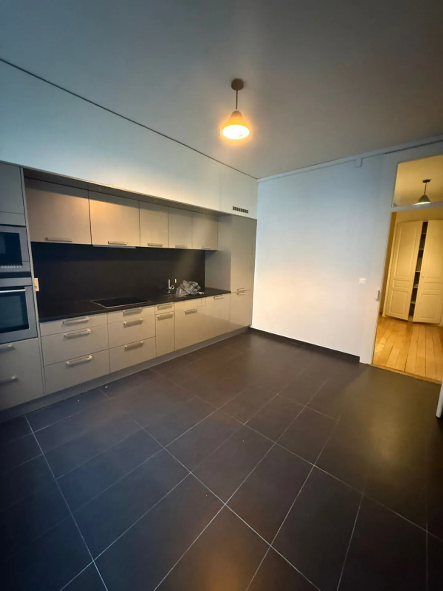 Charmant appartement de 2,5 pièces au 2ème étage localiser à Genève 1204 - Photo 2 sur 5