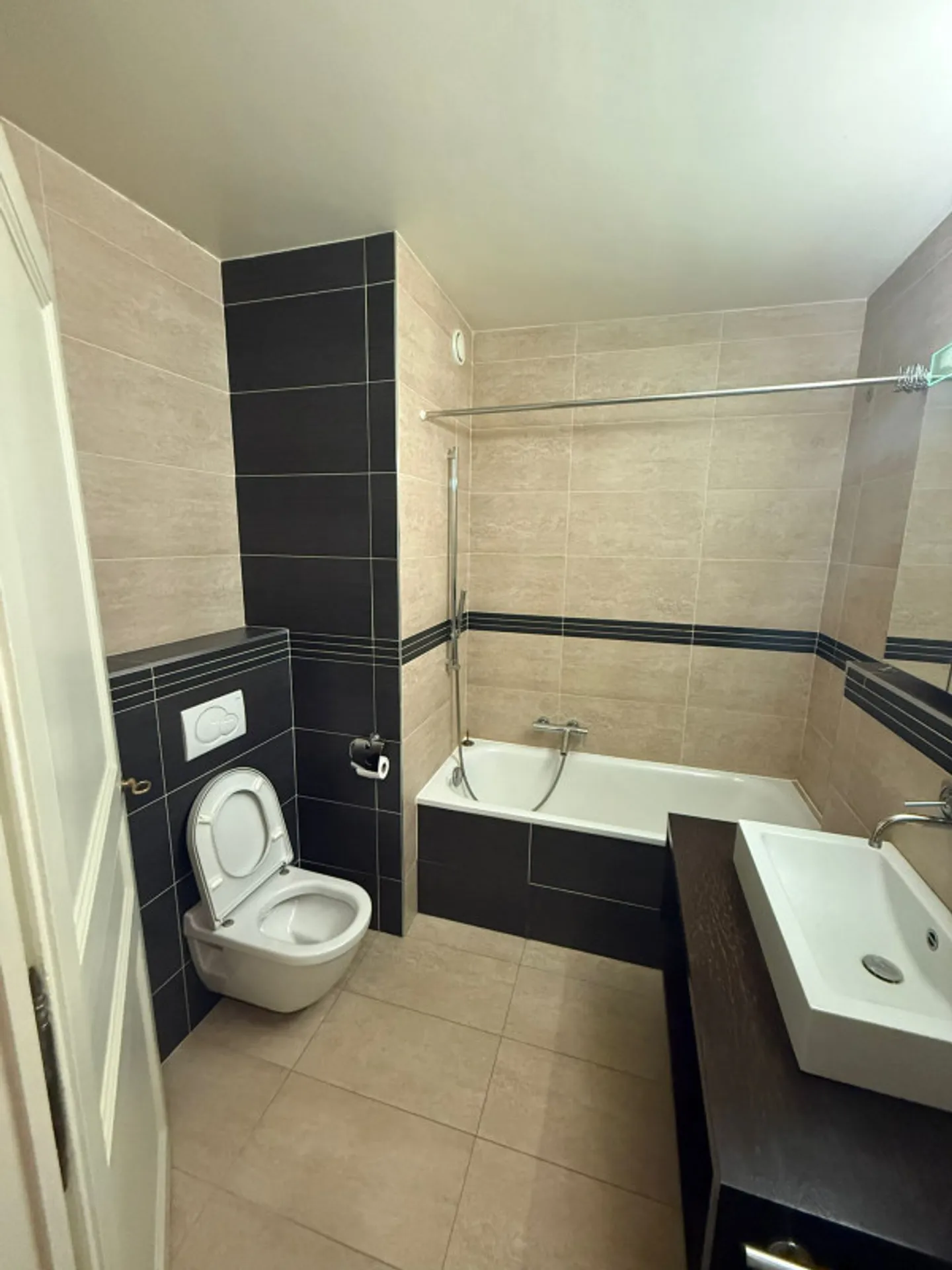 Charmant appartement de 2,5 pièces au 2ème étage localiser à Genève 1204 - Photo 4 sur 5