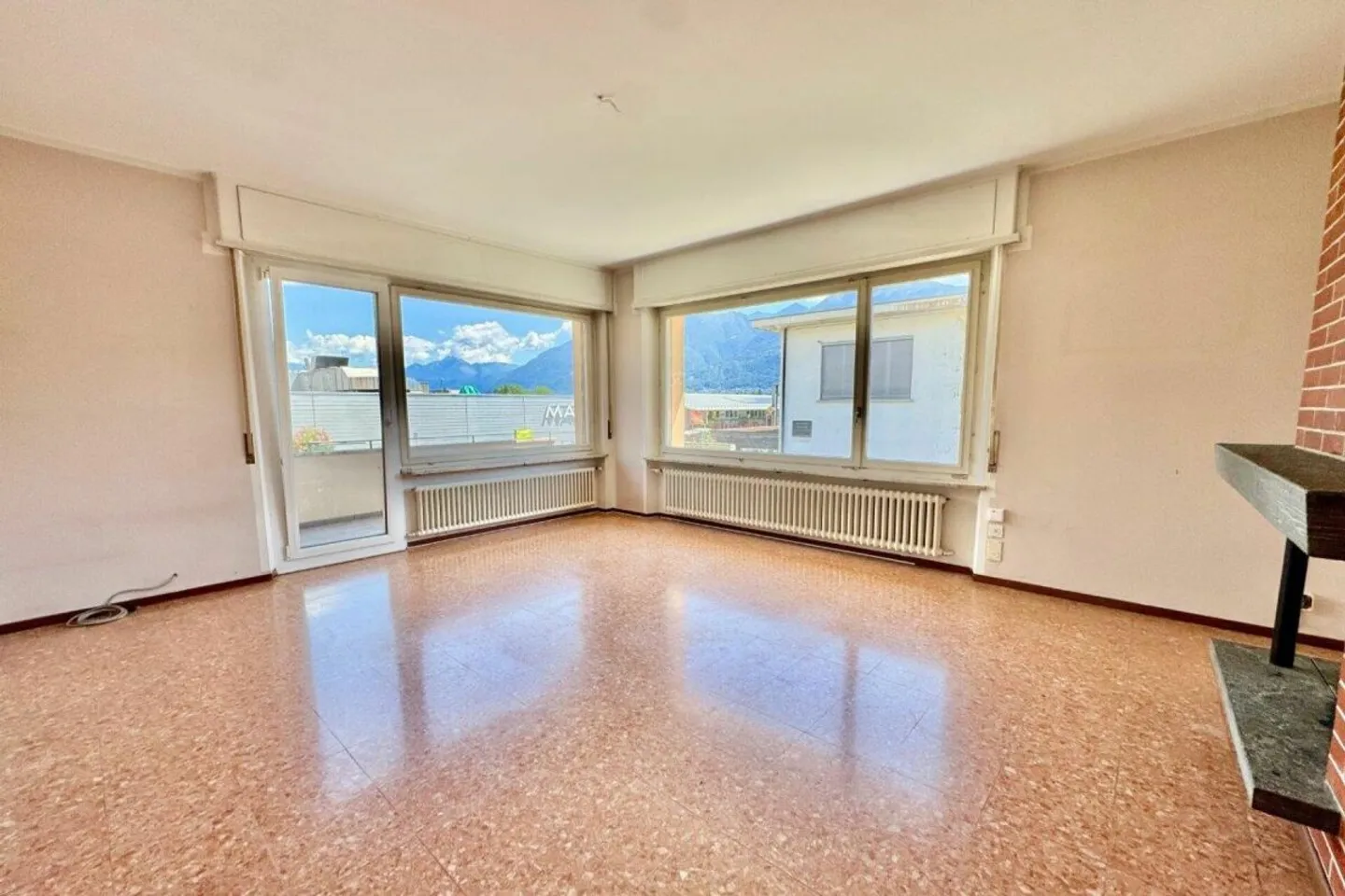 Maison bifamiliale avec des pièces spacieuses, garage et atelier - Photo 6 sur 12